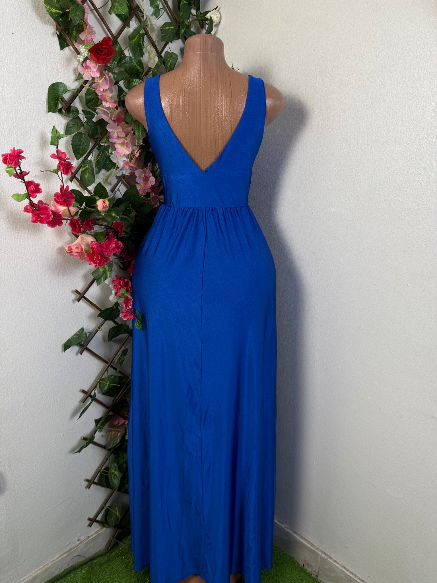 Robe longue a décolleté plongeant - Perluna Store - kinshasa