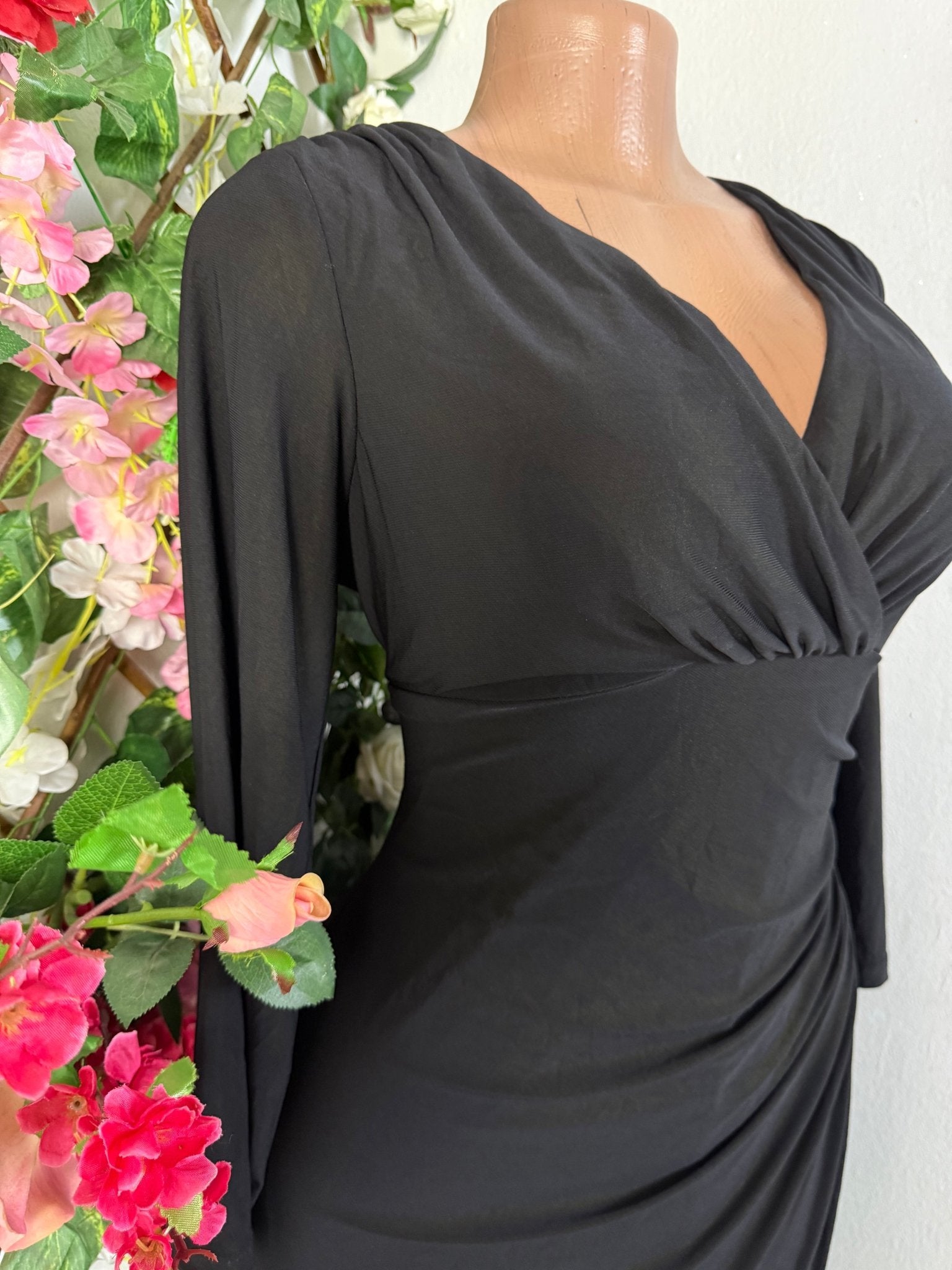 Robe longue moulanteà colle V - Perluna Store - kinshasa