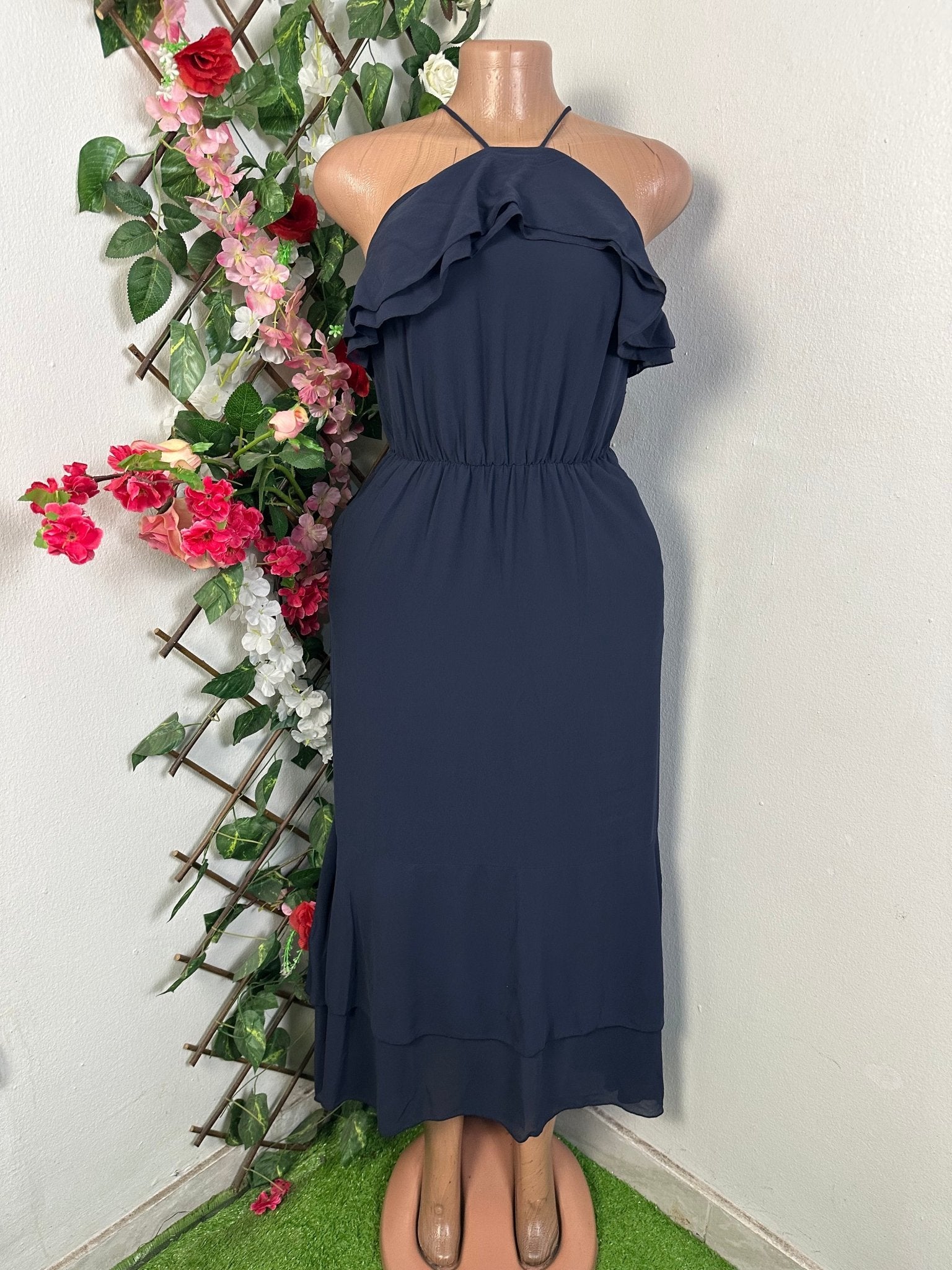 Robe mi longue décolleté à fine bretelle - Perluna Store - kinshasa