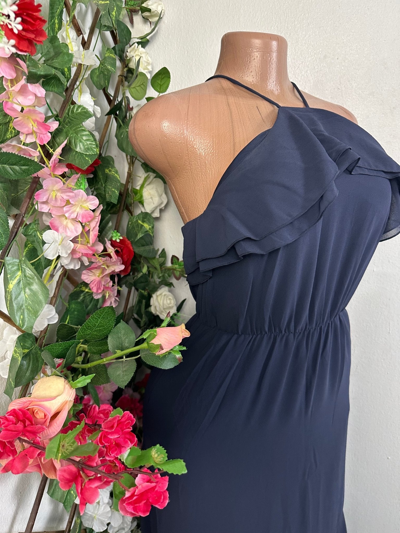 Robe mi longue décolleté à fine bretelle - Perluna Store - kinshasa