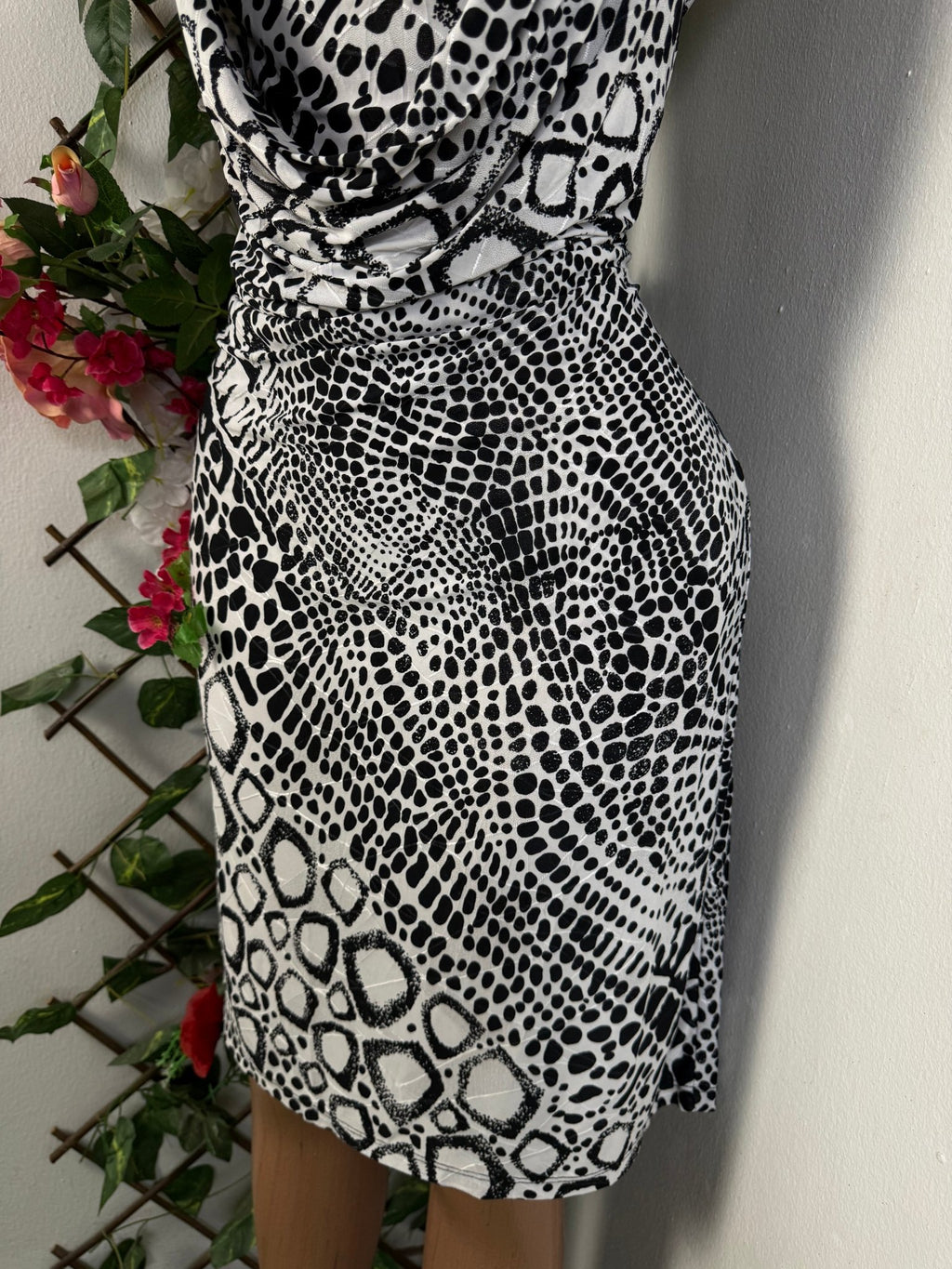 Robe mi longue décolleté drapé - Perluna Store - kinshasa