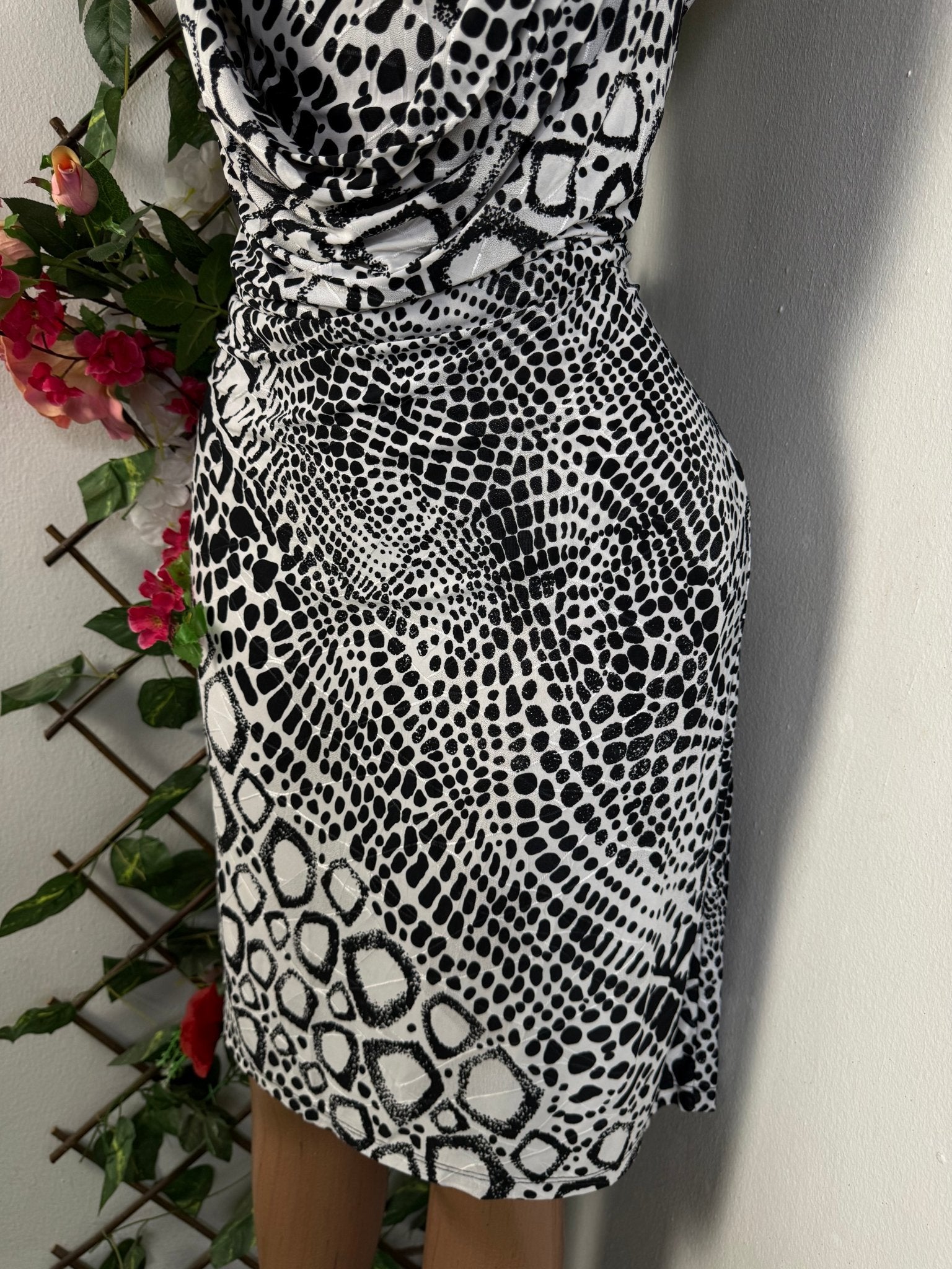 Robe mi longue décolleté drapé - Perluna Store - kinshasa