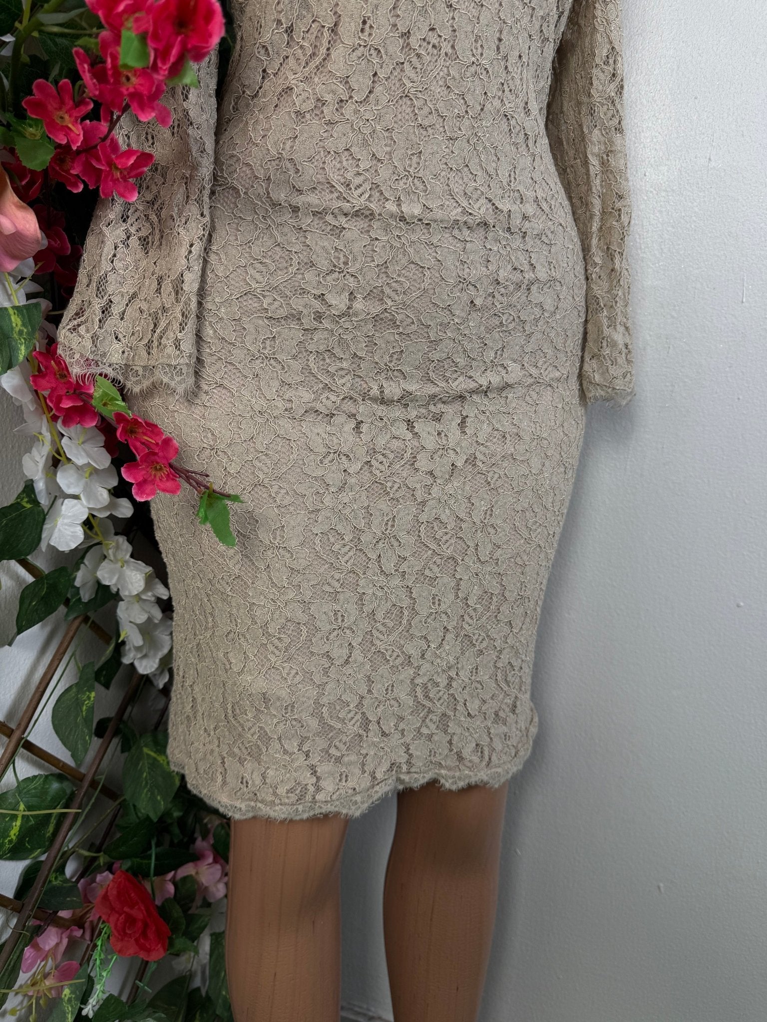 Robe mi longue en dentelle - Perluna Store - kinshasa