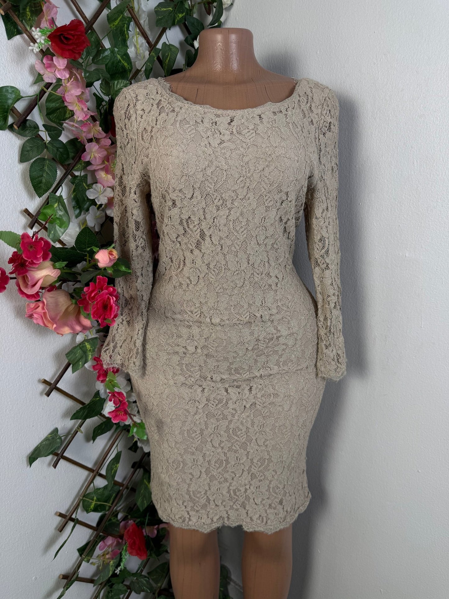 Robe mi longue en dentelle - Perluna Store - kinshasa
