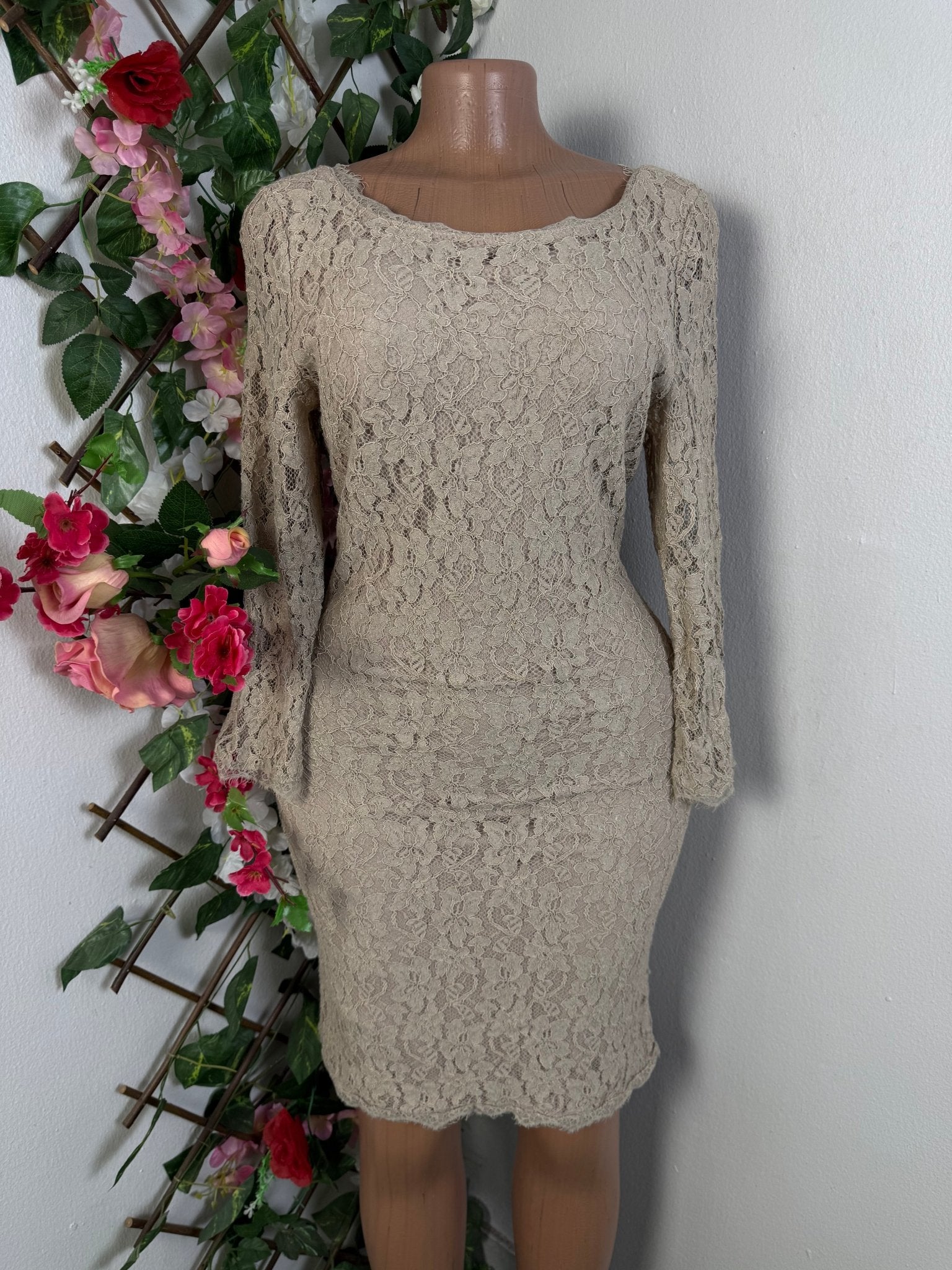 Robe mi longue en dentelle - Perluna Store - kinshasa
