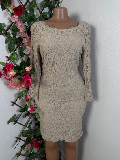 Robe mi longue en dentelle - Perluna Store - kinshasa