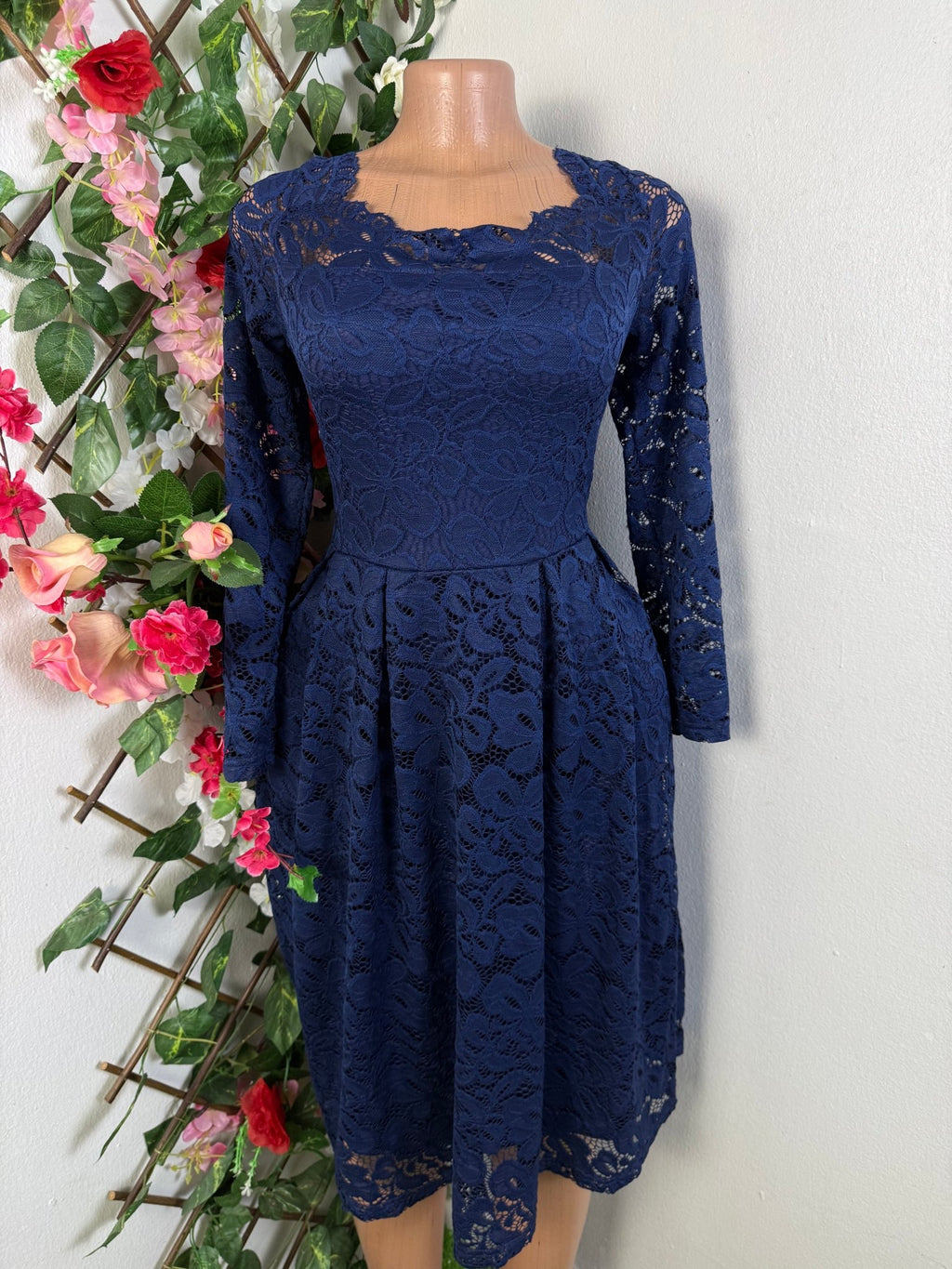 Robe mi longue en dentelle - Perluna Store - kinshasa