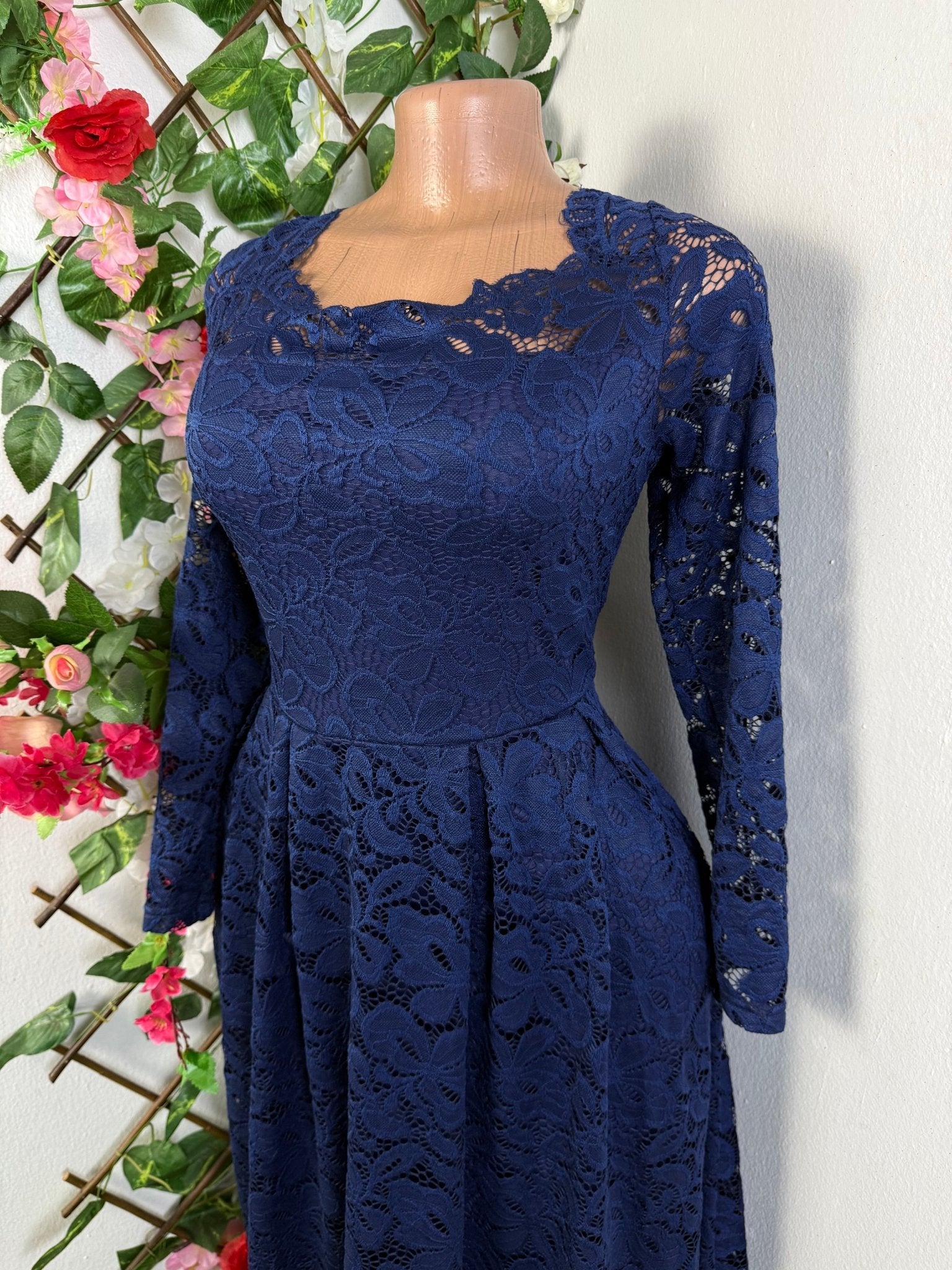 Robe mi longue en dentelle - Perluna Store - kinshasa