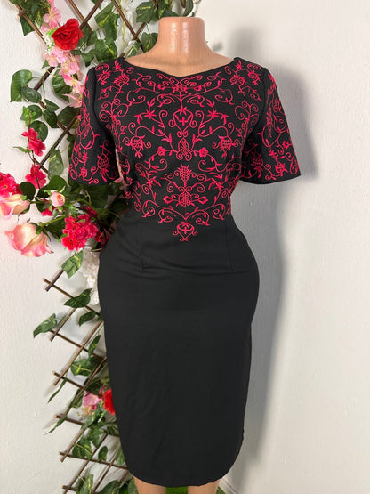 Robe midi noir avec broderie rouge et manche courte - Perluna Store - kinshasa