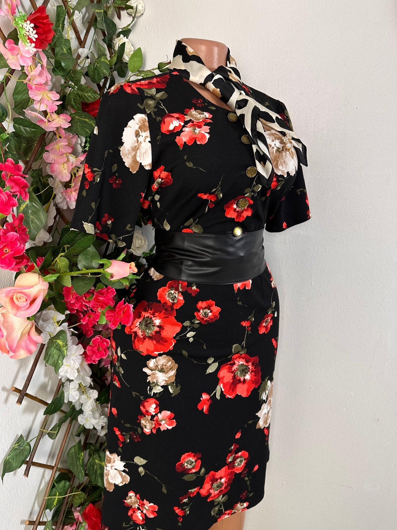 Robe midi noire avec des imprimé florale et courte manche - Perluna Store - kinshasa