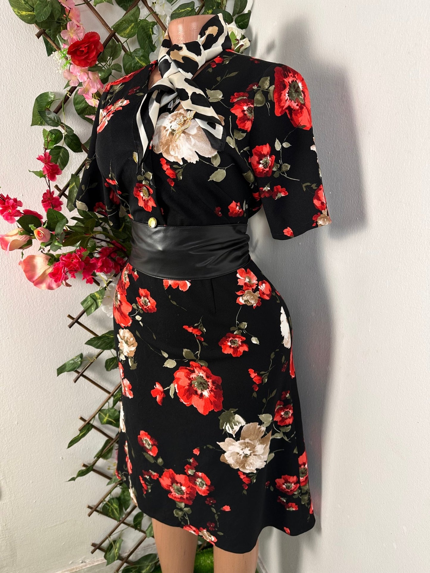 Robe midi noire avec des imprimé florale et courte manche - Perluna Store - kinshasa