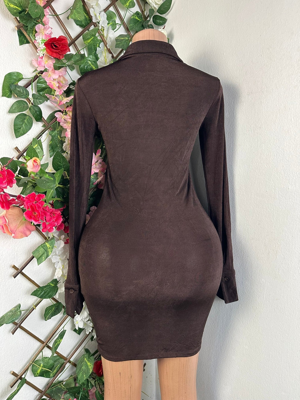 Robe moulante à boutons manches longue - Perluna Store - kinshasa