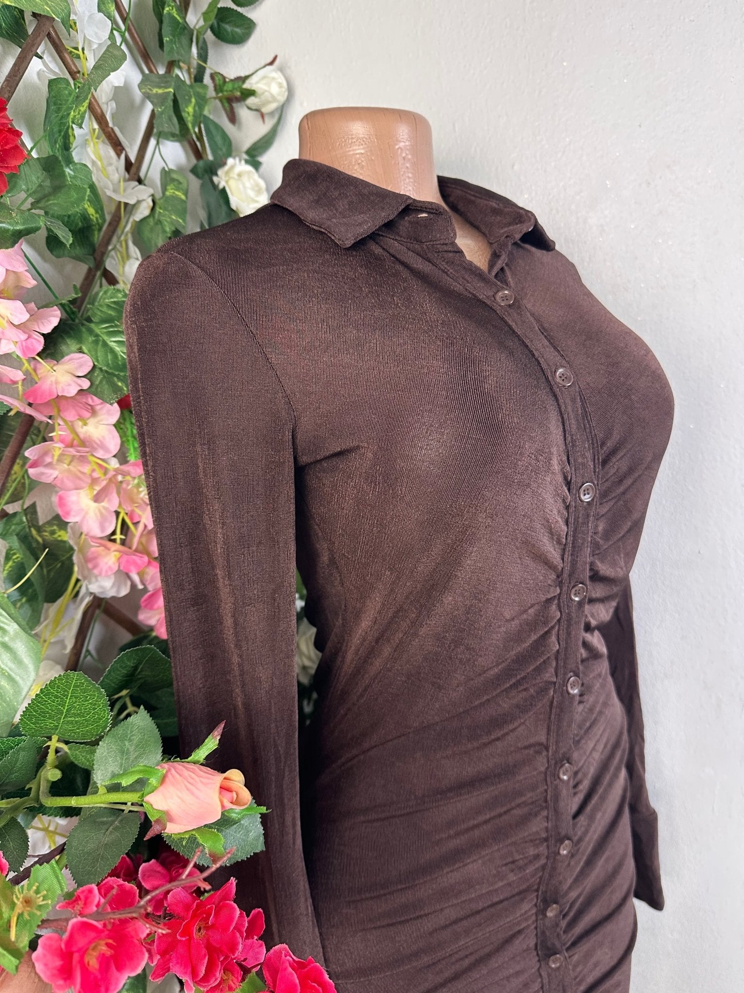 Robe moulante à boutons manches longue - Perluna Store - kinshasa