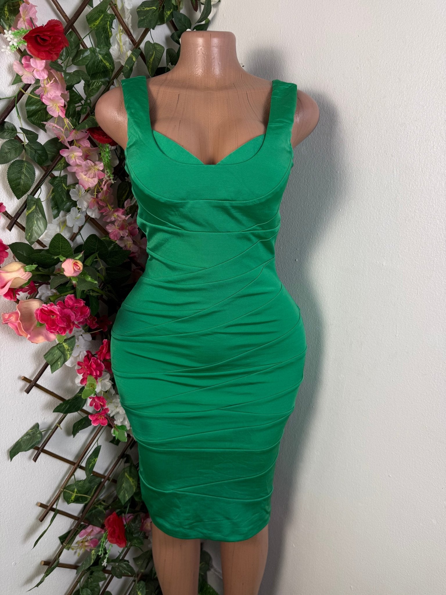 Robe moulante à bretelle colle bardeau - Perluna Store - kinshasa