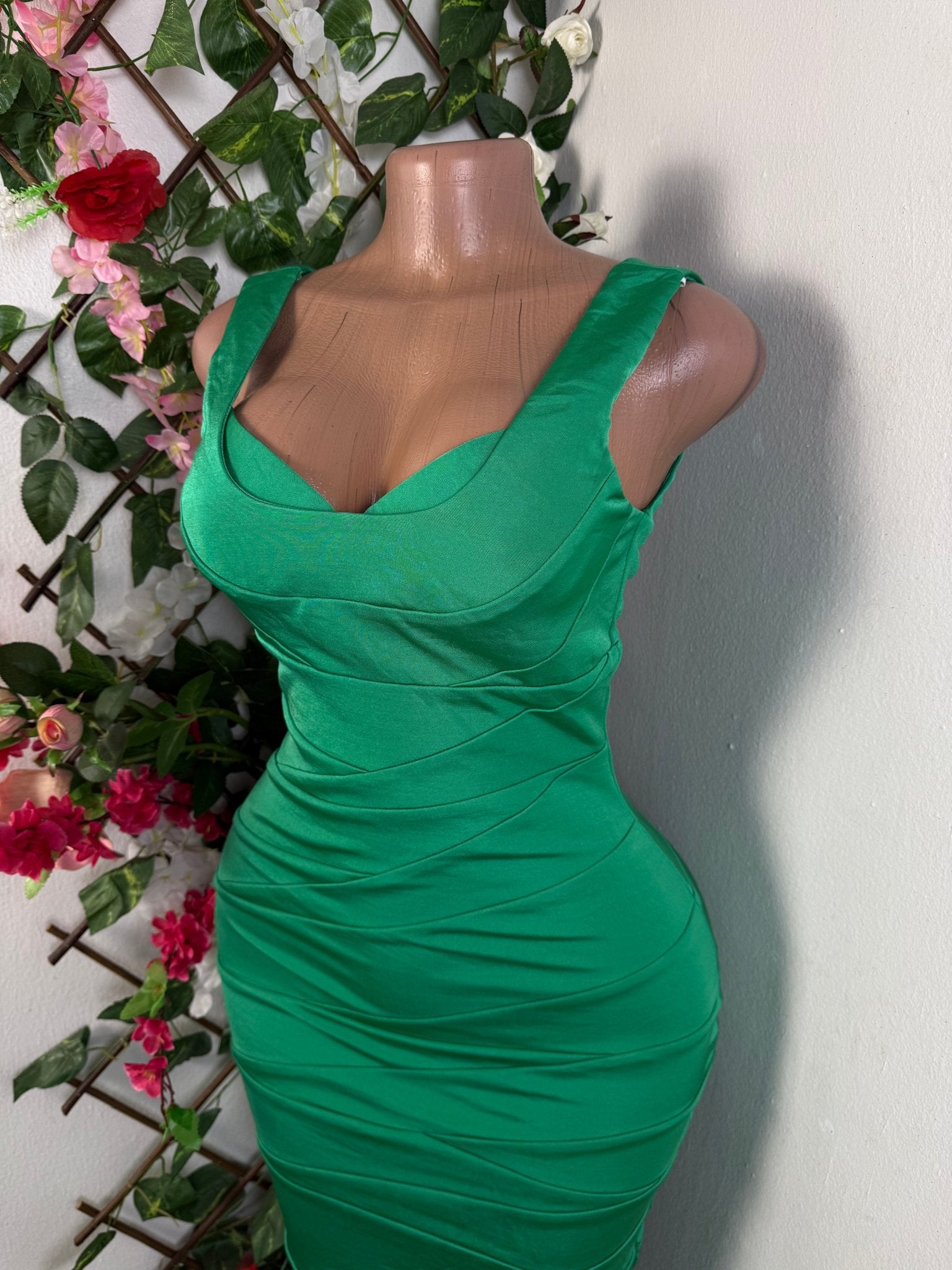 Robe moulante à bretelle colle bardeau - Perluna Store - kinshasa