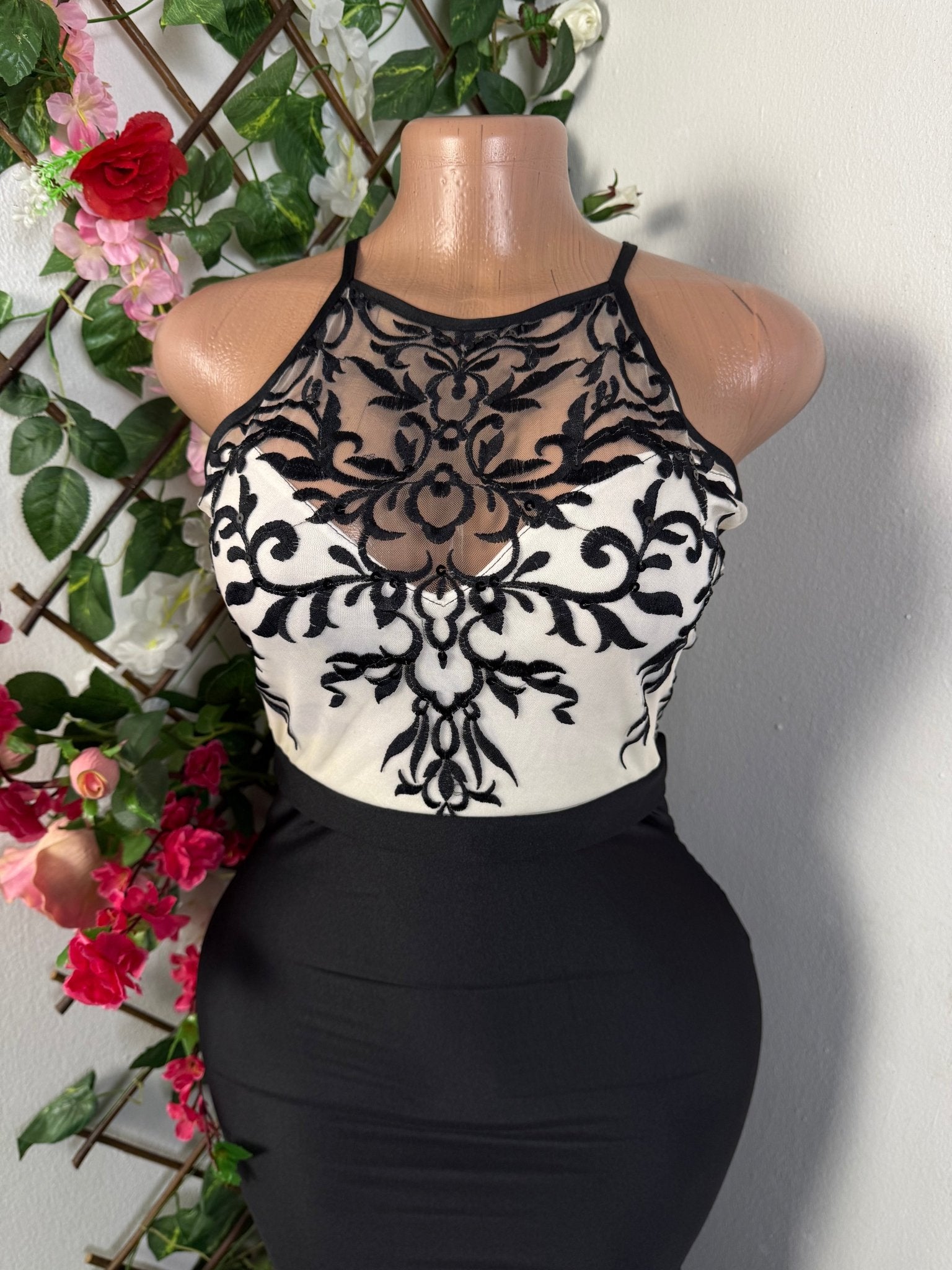 Robe moulante à broderie et dos croisé - Perluna Store - kinshasa