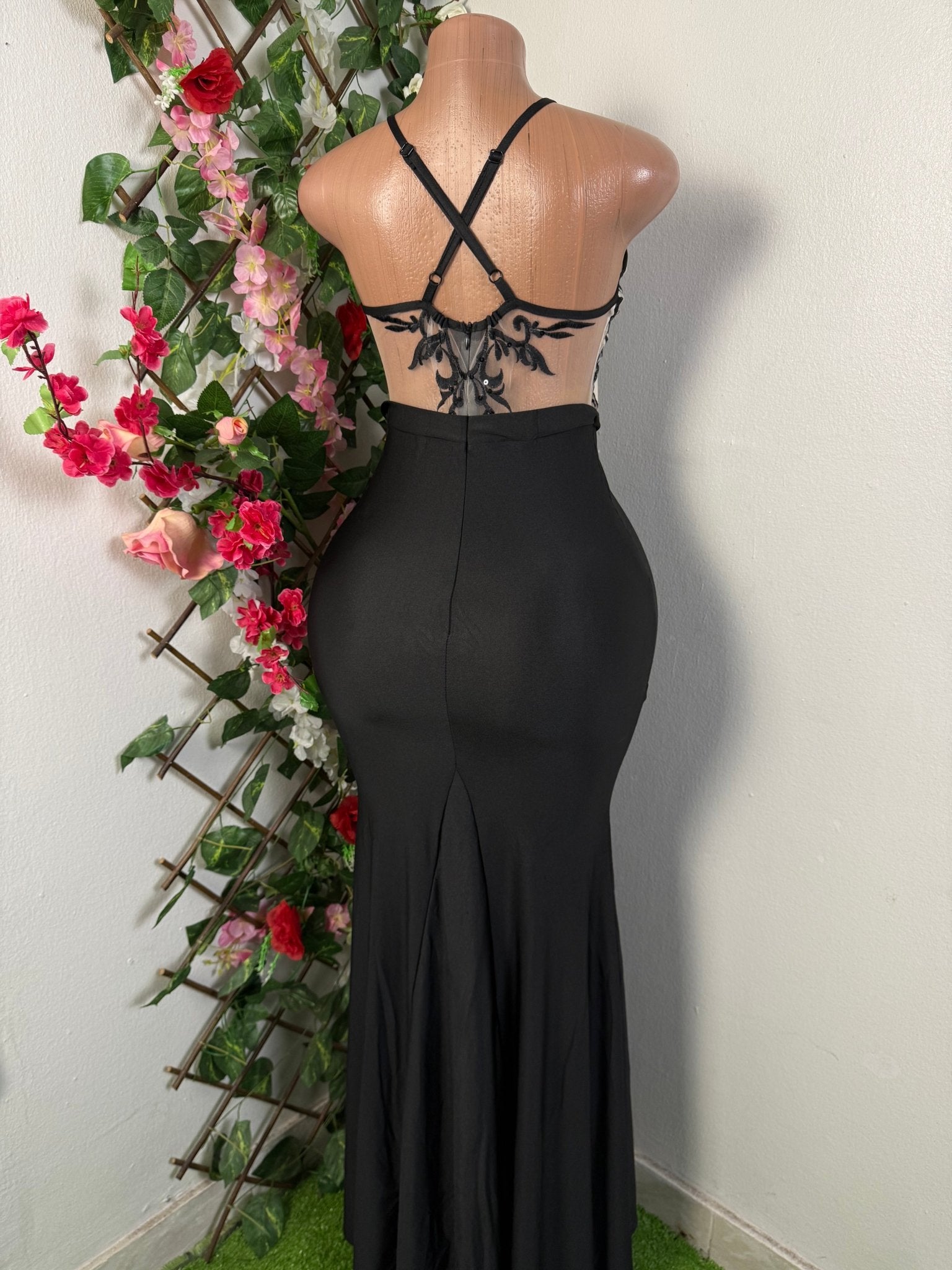Robe moulante à broderie et dos croisé - Perluna Store - kinshasa