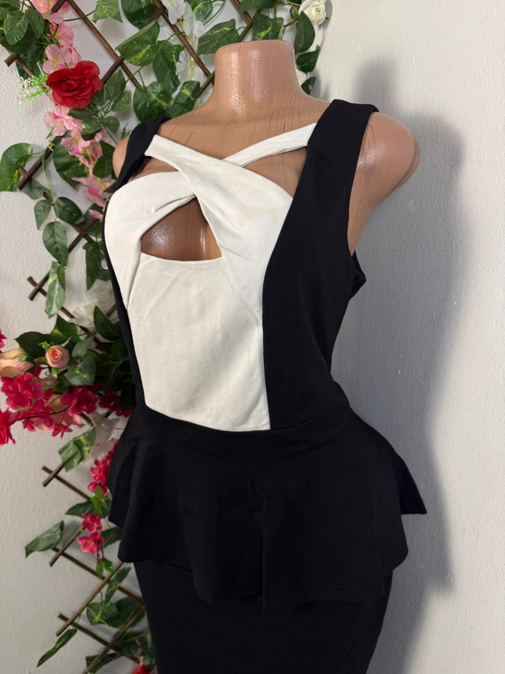 Robe moulante à décolleté croisé  - Perluna Store - kinshasa