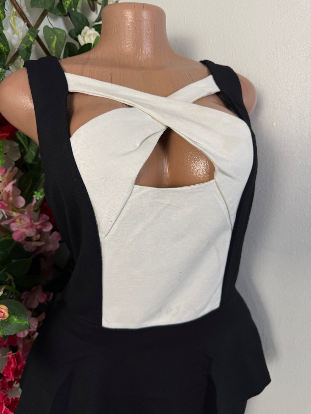Robe moulante à décolleté croisé  - Perluna Store - kinshasa