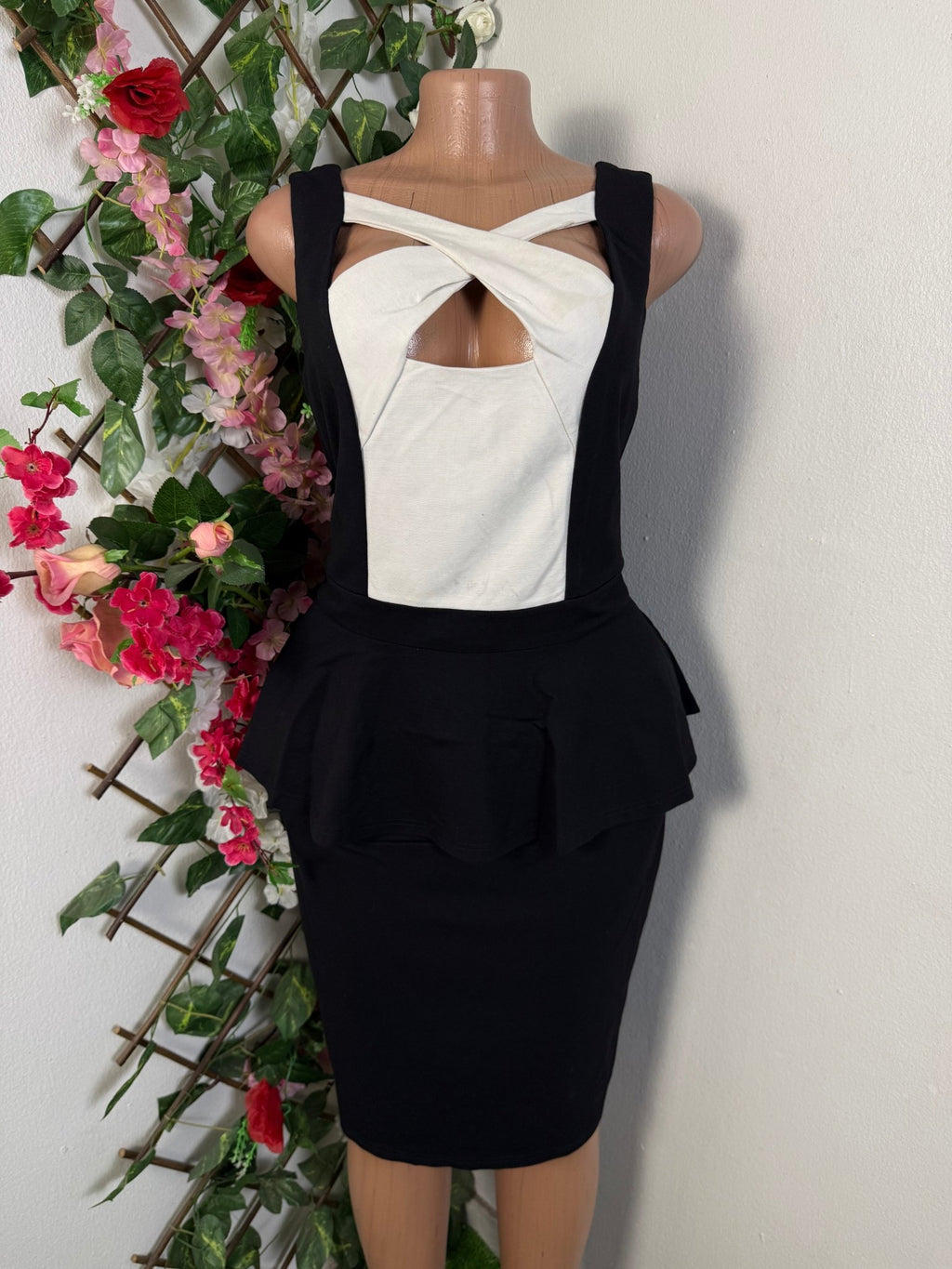 Robe moulante à décolleté croisé  - Perluna Store - kinshasa