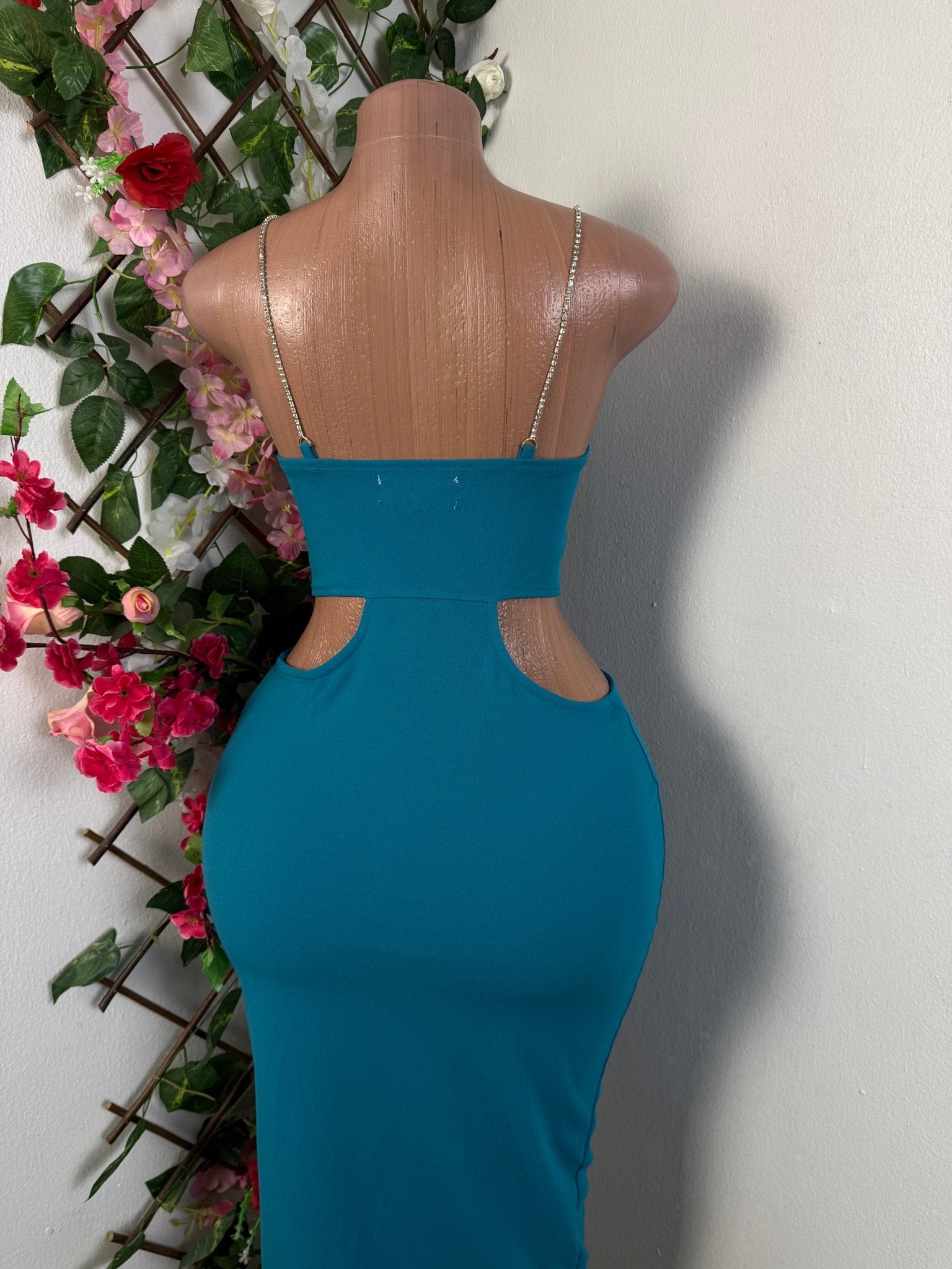 Robe moulante a fine bretelle cote ouvert - Perluna Store - kinshasa