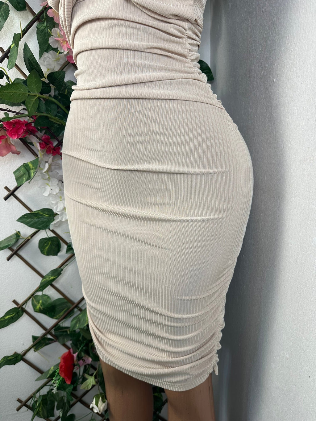 Robe moulante à fine bretelle dénudée - Perluna Store - kinshasa