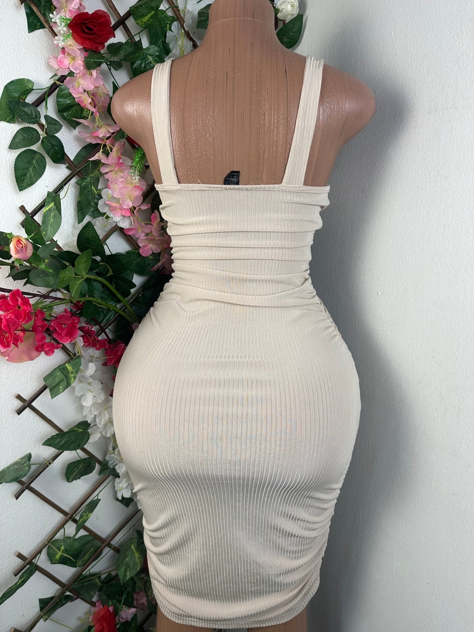 Robe moulante à fine bretelle dénudée - Perluna Store - kinshasa