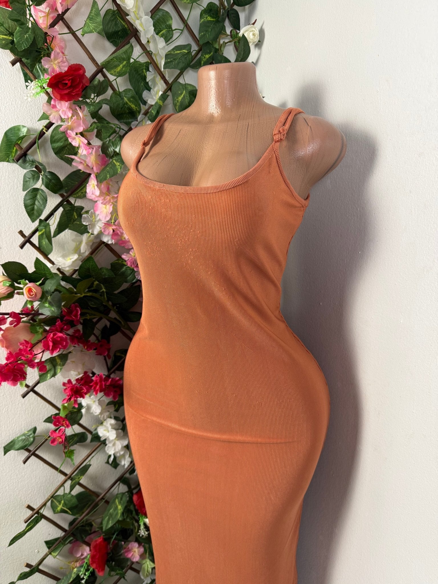 Robe moulante a fine bretelle fente arriere - Perluna Store - kinshasa