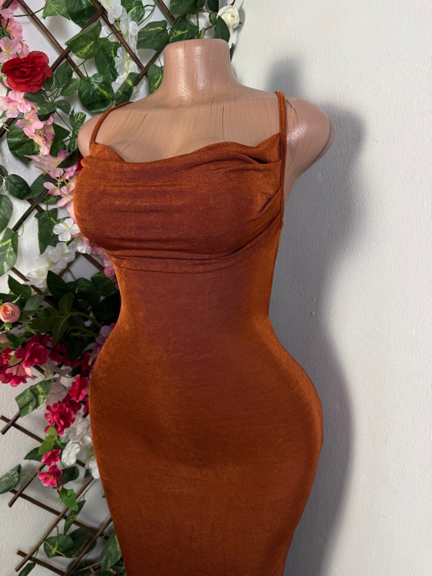 Robe moulante à fine bretelle  - Perluna Store - kinshasa