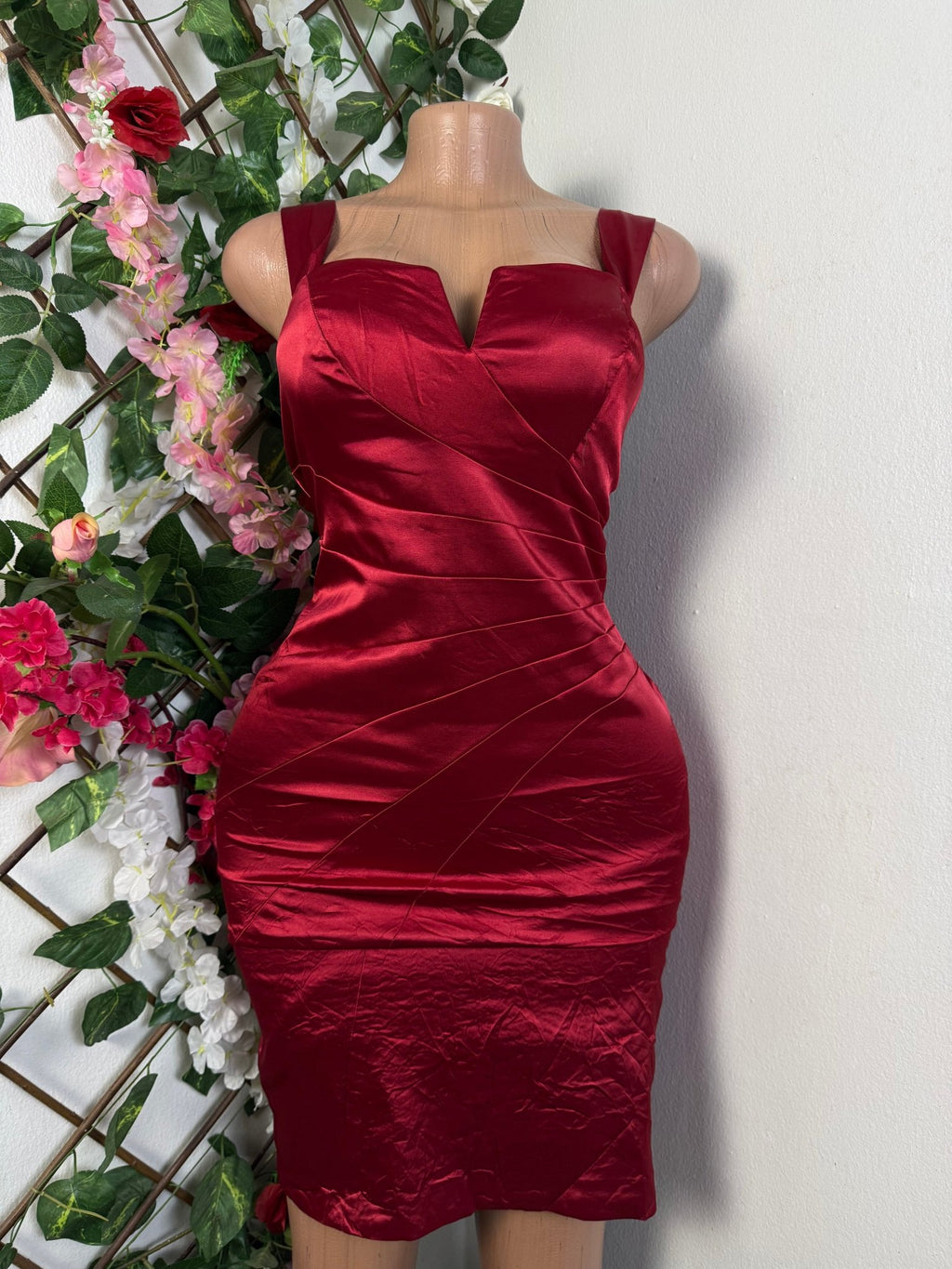 Robe moulante à fine bretelles col V - Perluna Store - kinshasa