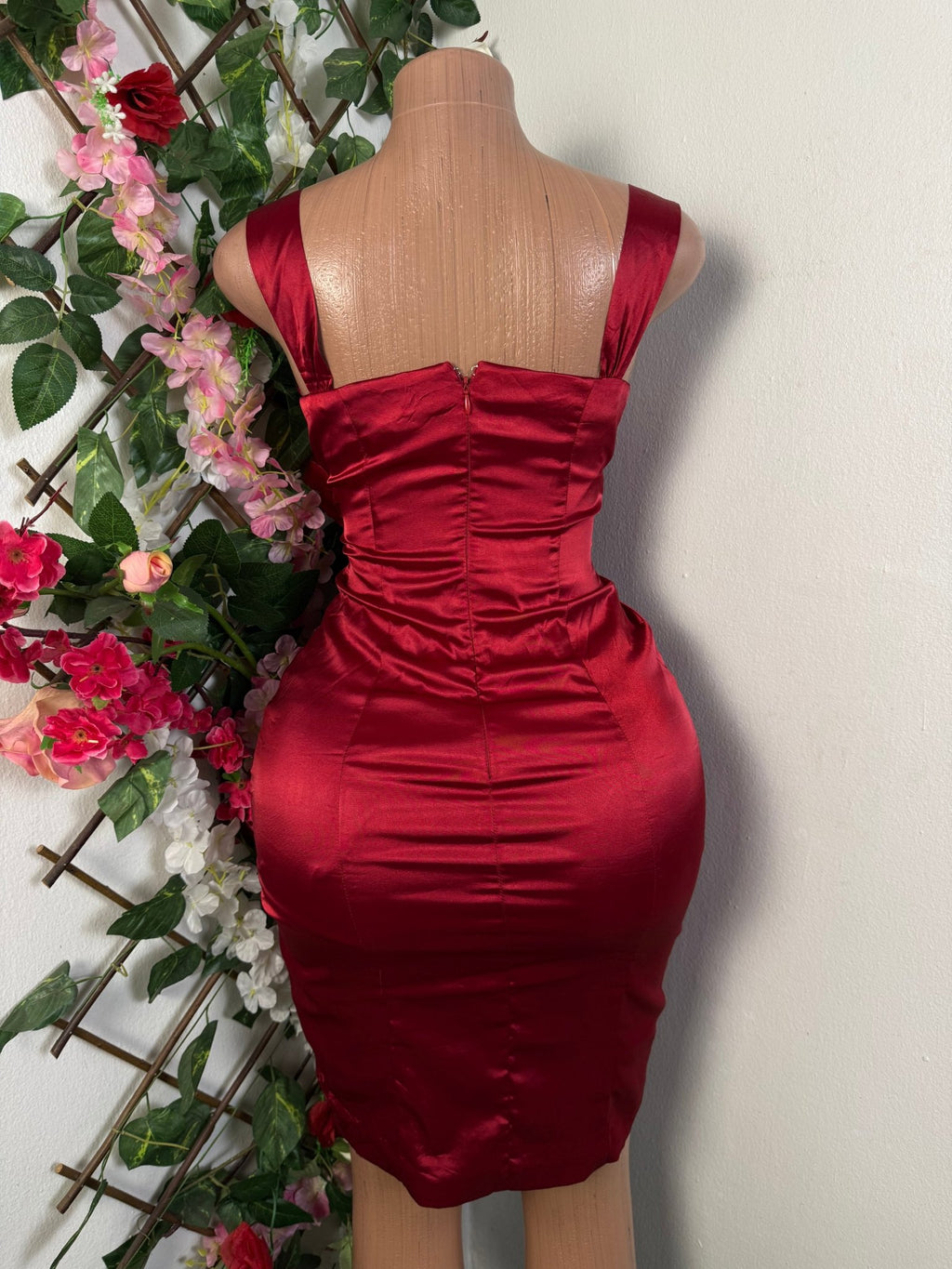 Robe moulante à fine bretelles col V - Perluna Store - kinshasa