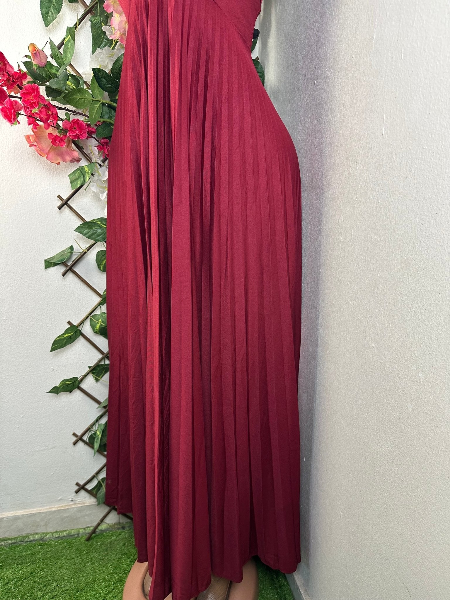 Robe moulante à fine bretelles col V - Perluna Store - kinshasa