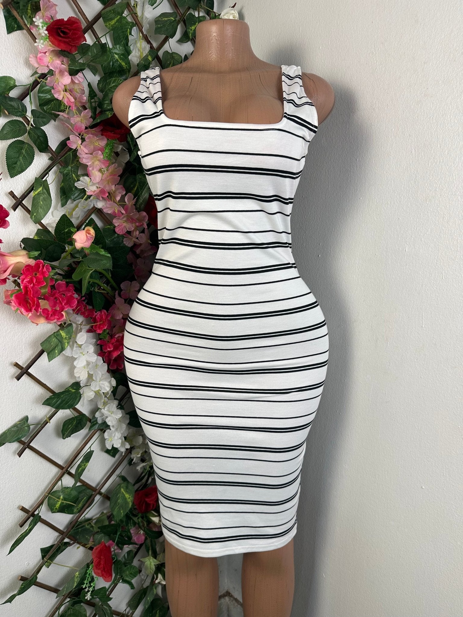 Robe moulante à fine bretelles colle carré - Perluna Store - kinshasa