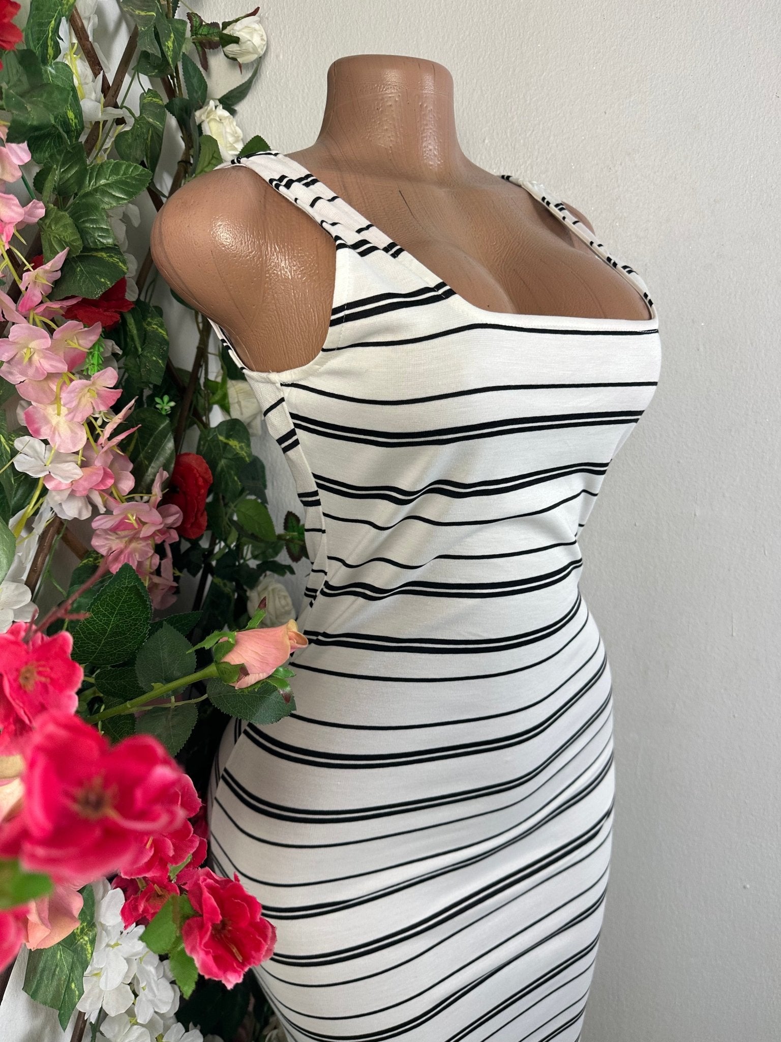 Robe moulante à fine bretelles colle carré - Perluna Store - kinshasa