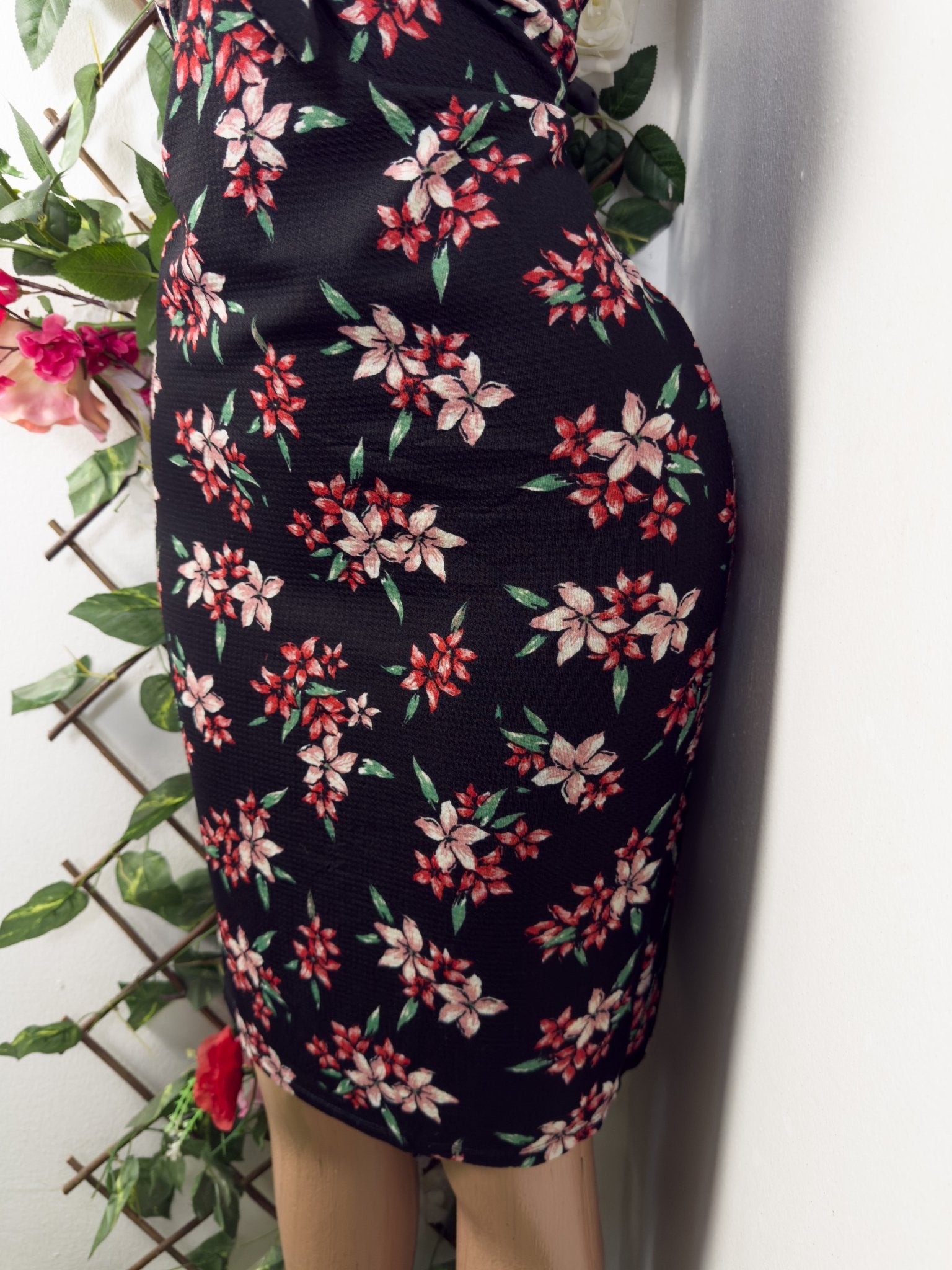 Robe moulante à fine bretelles décollectée - Perluna Store