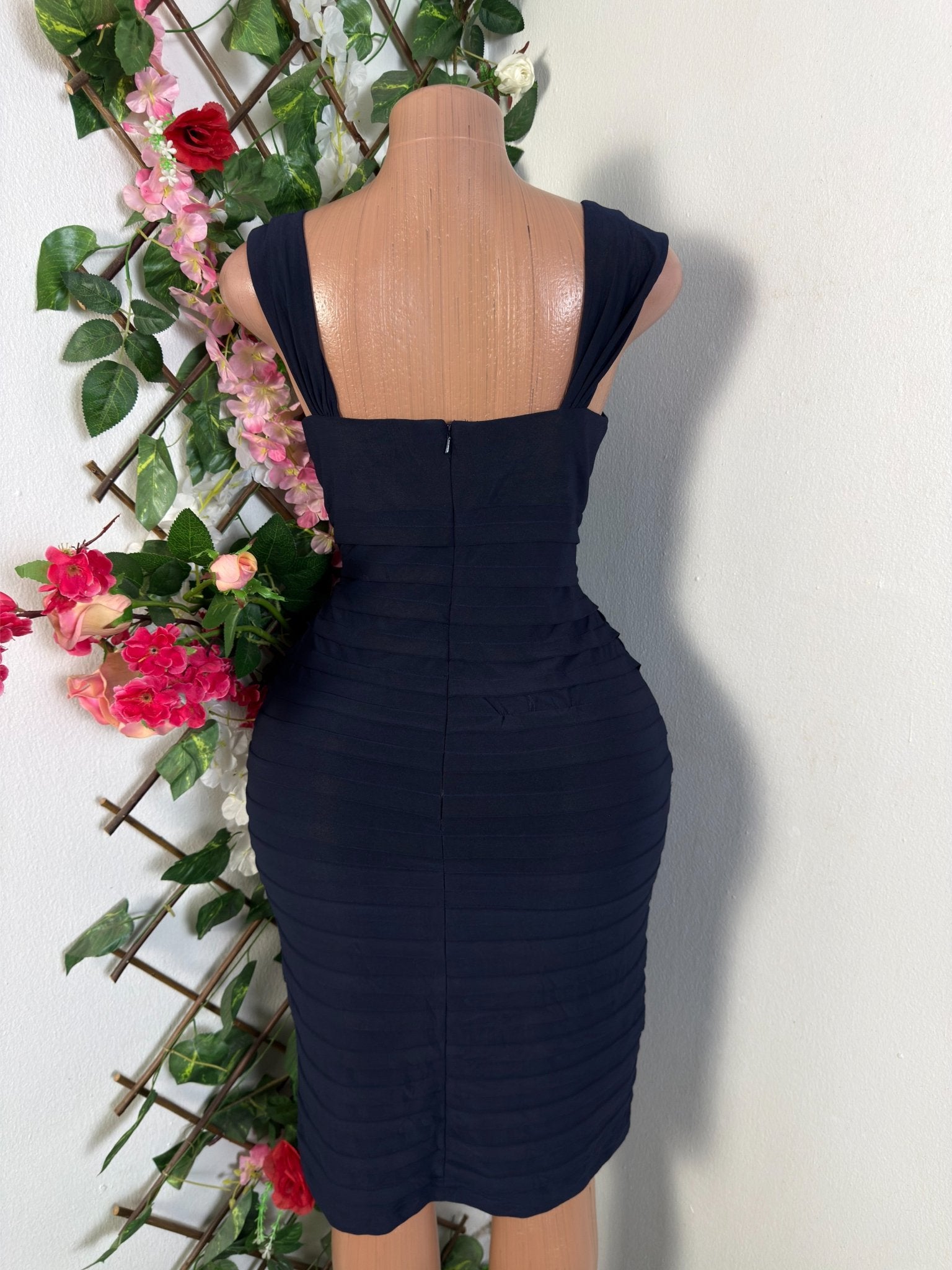 Robe moulante à fine bretelles décollectée - Perluna Store