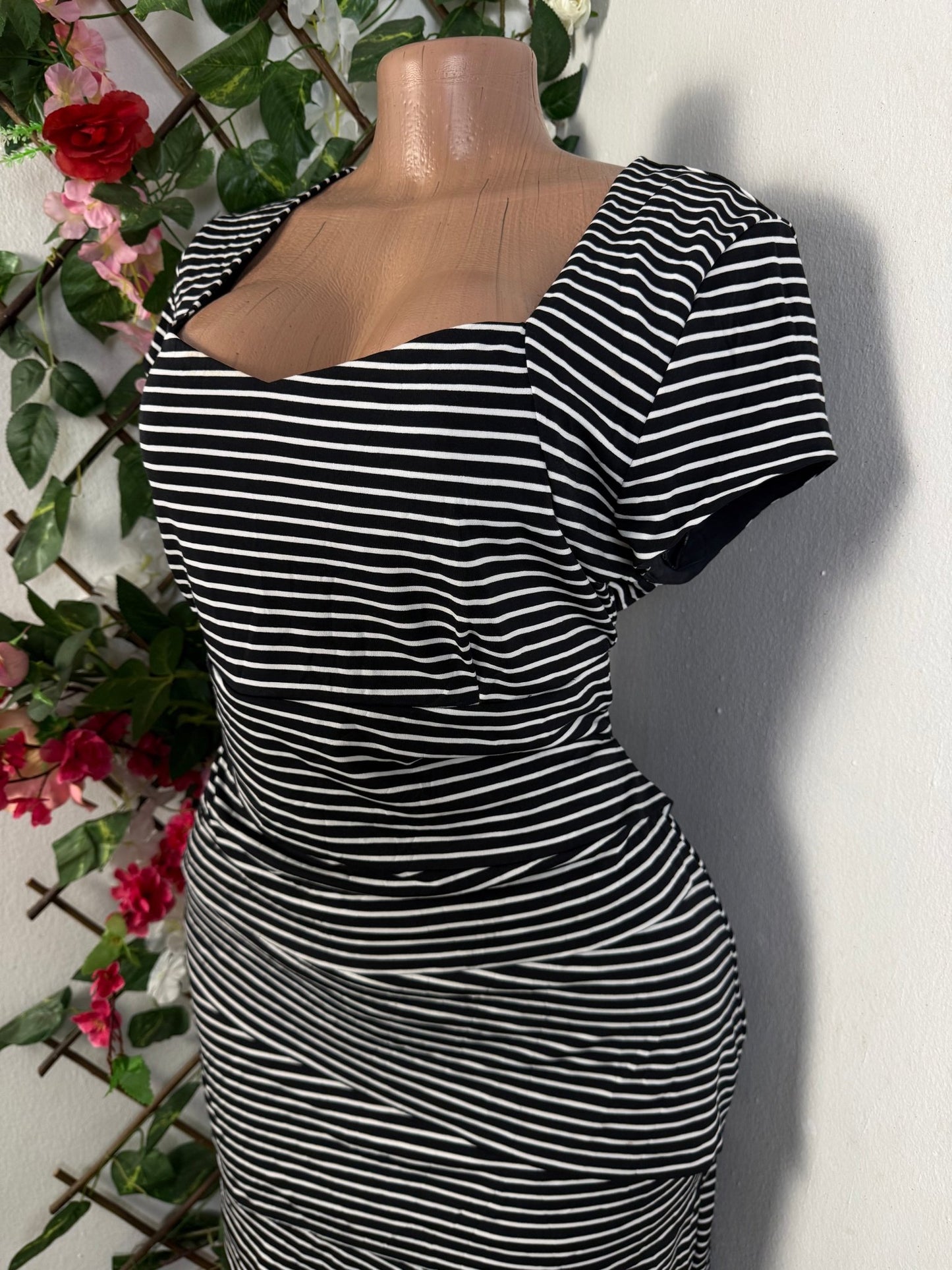 Robe moulante à raillure colle carré  - Perluna Store - kinshasa