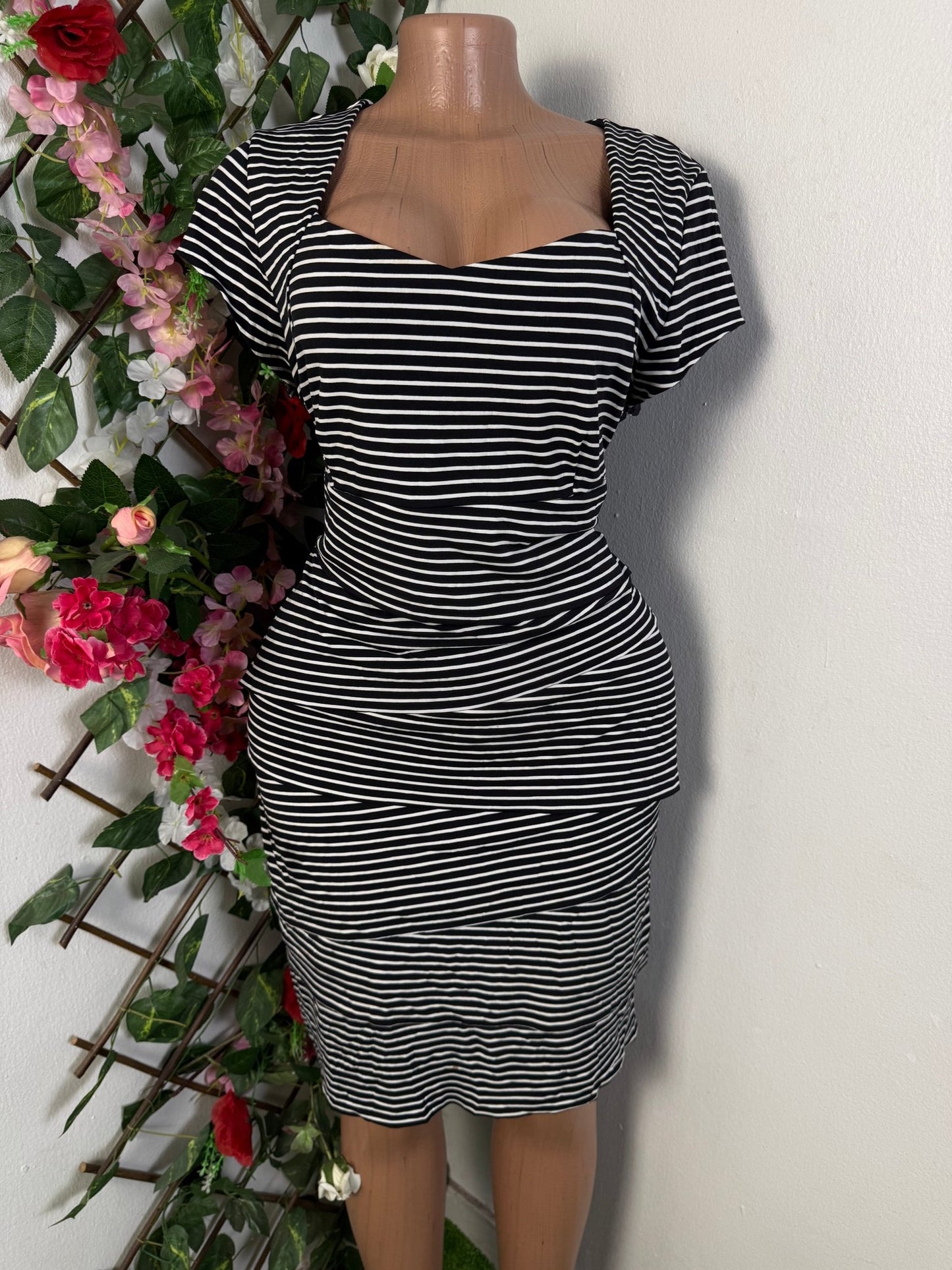 Robe moulante à raillure colle carré  - Perluna Store - kinshasa