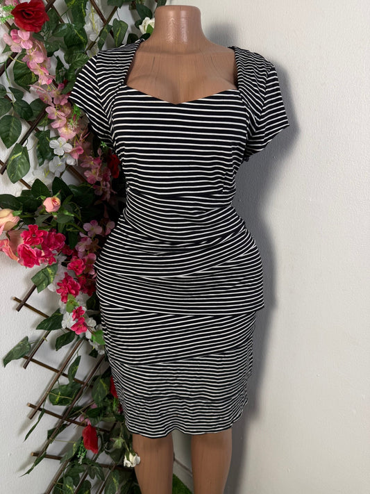 Robe moulante à raillure colle carré  - Perluna Store - kinshasa