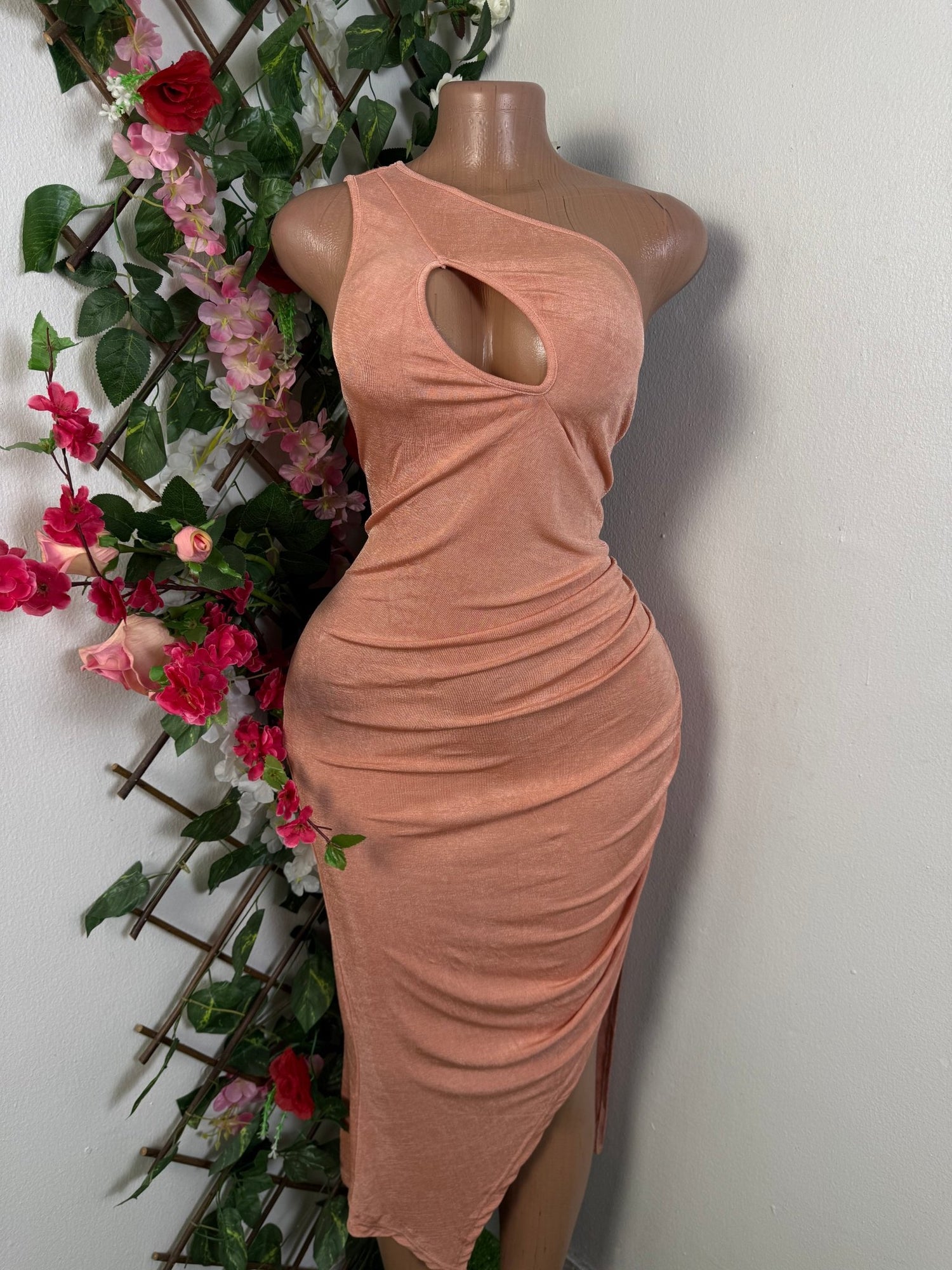 Robe moulante a une épaule avec fente - Perluna Store - kinshasa