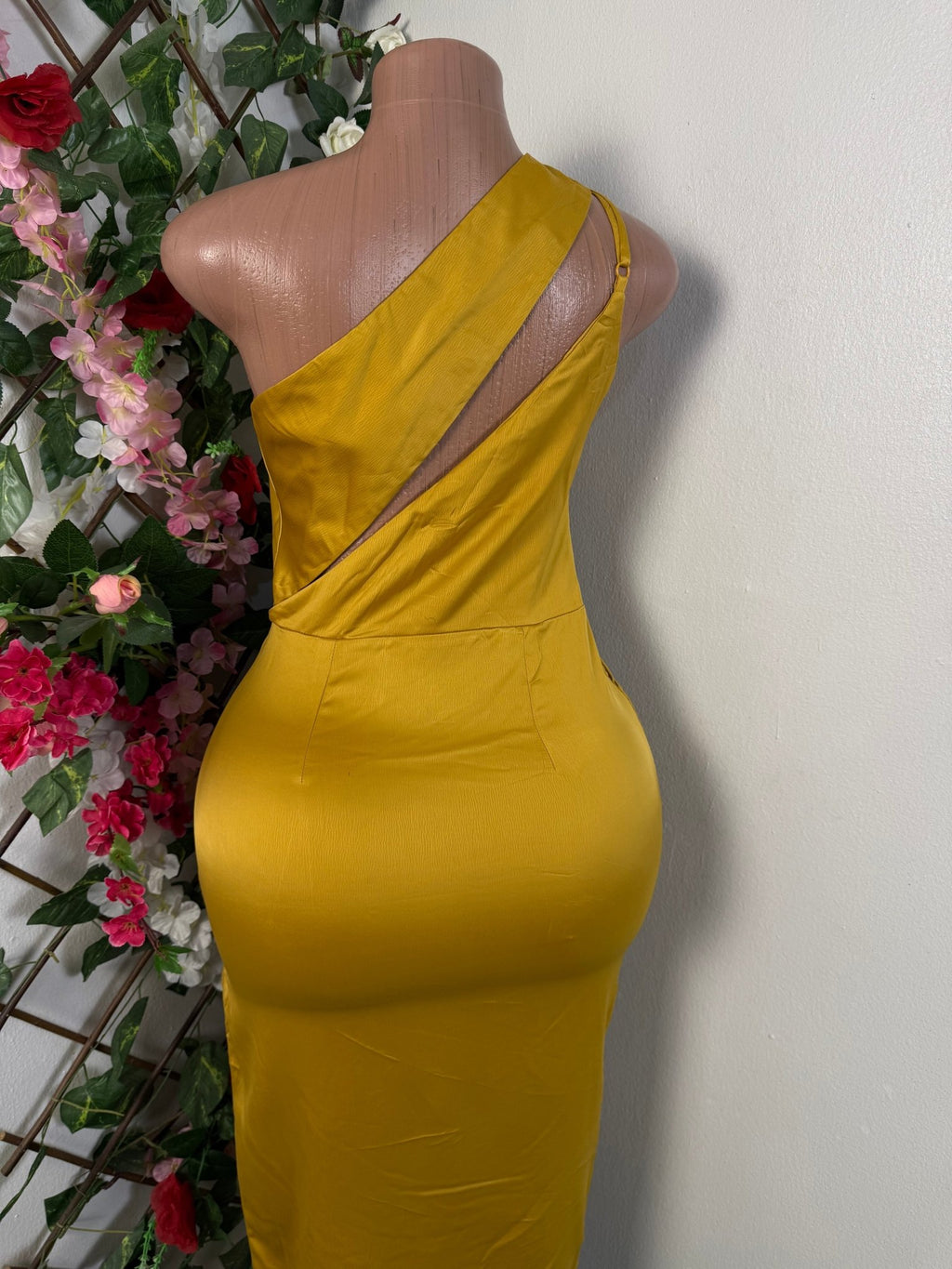 Robe moulante à une épaule ouvert - Perluna Store - kinshasa