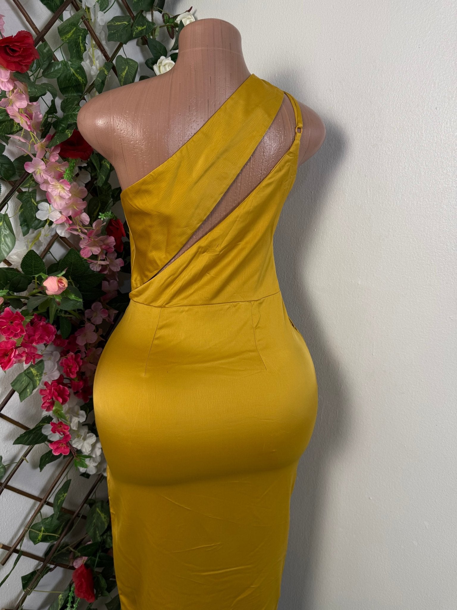 Robe moulante à une épaule ouvert - Perluna Store - kinshasa