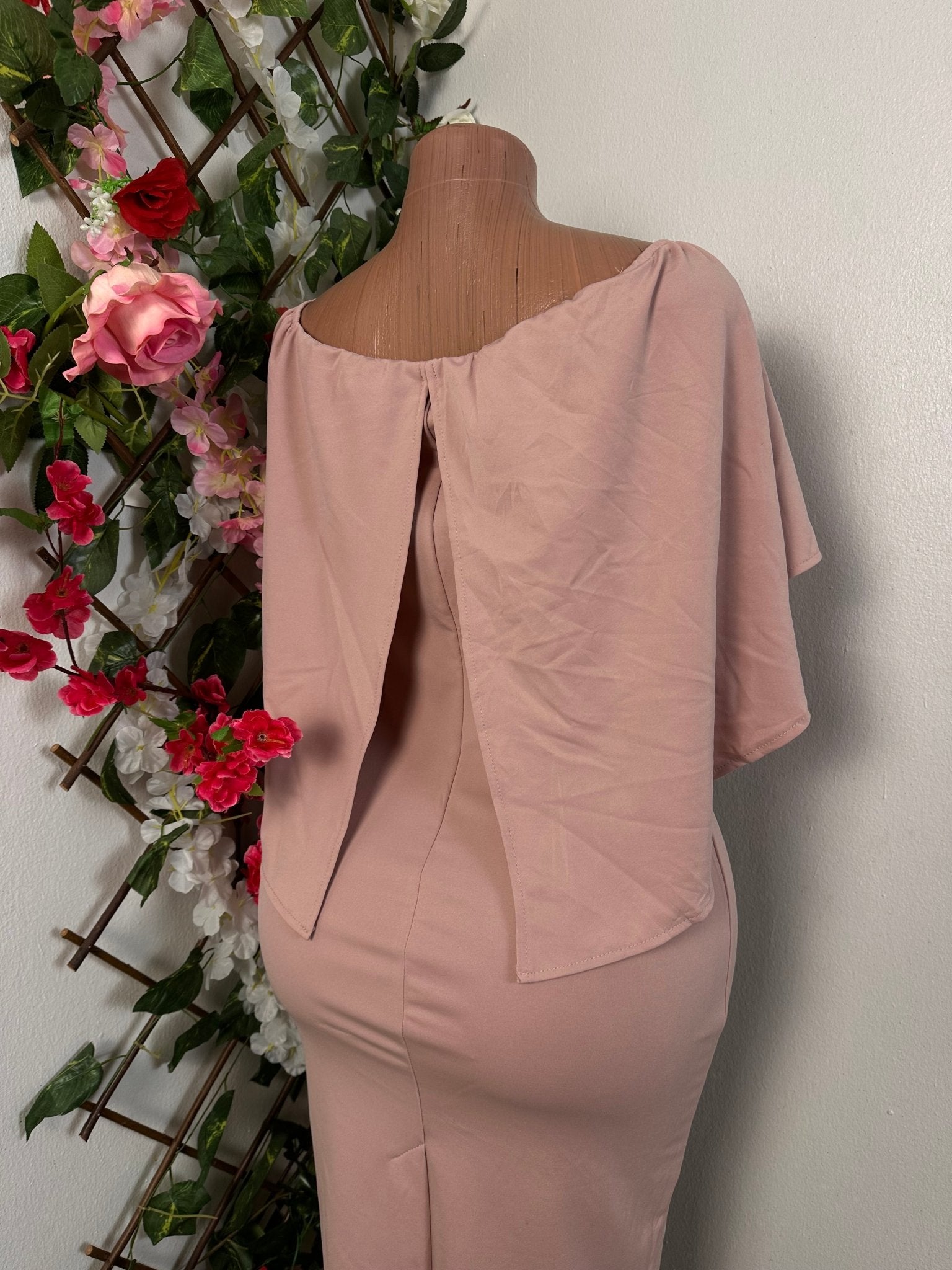 Robe moulante Avec large décolleté volant sans manche - Perluna Store - kinshasa