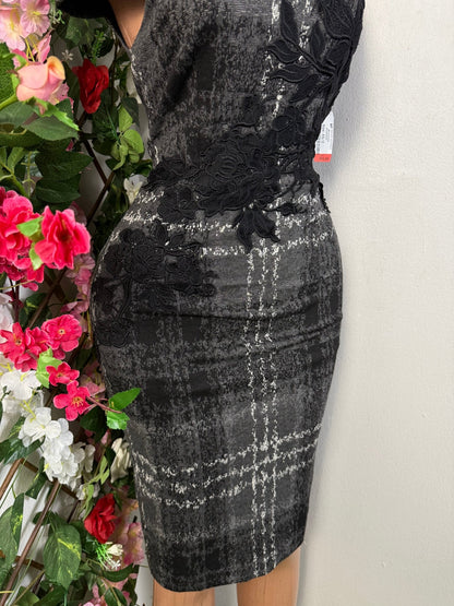 Robe moulante broderie floral - Perluna Store - kinshasa
