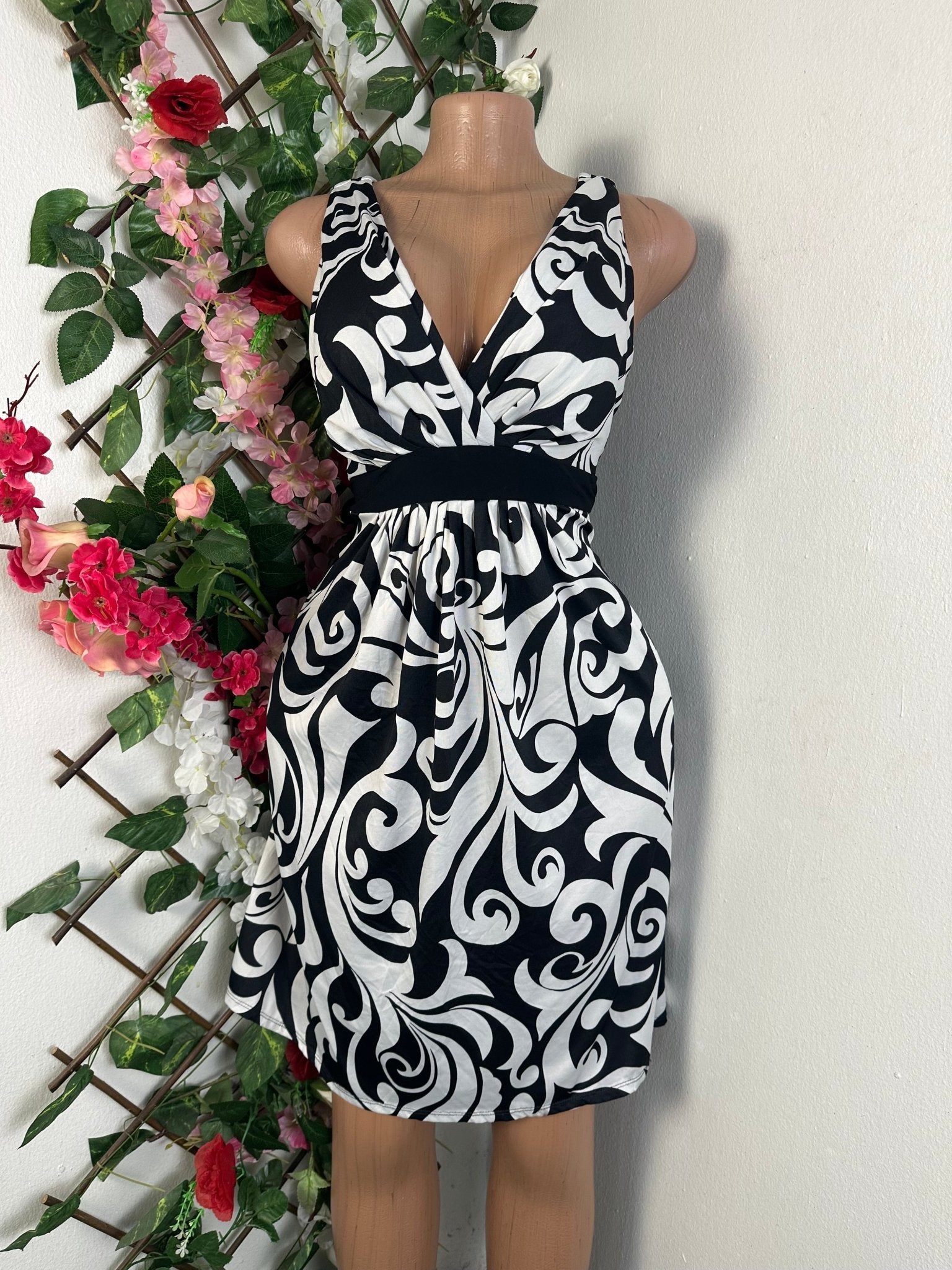 Robe moulante ceintrée sans manches - Perluna Store - kinshasa