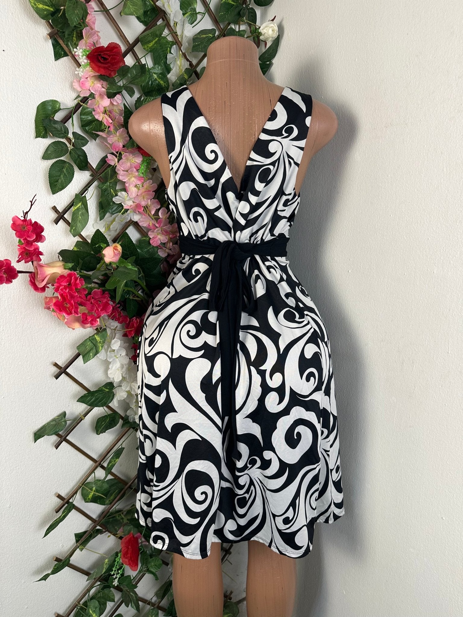 Robe moulante ceintrée sans manches - Perluna Store - kinshasa