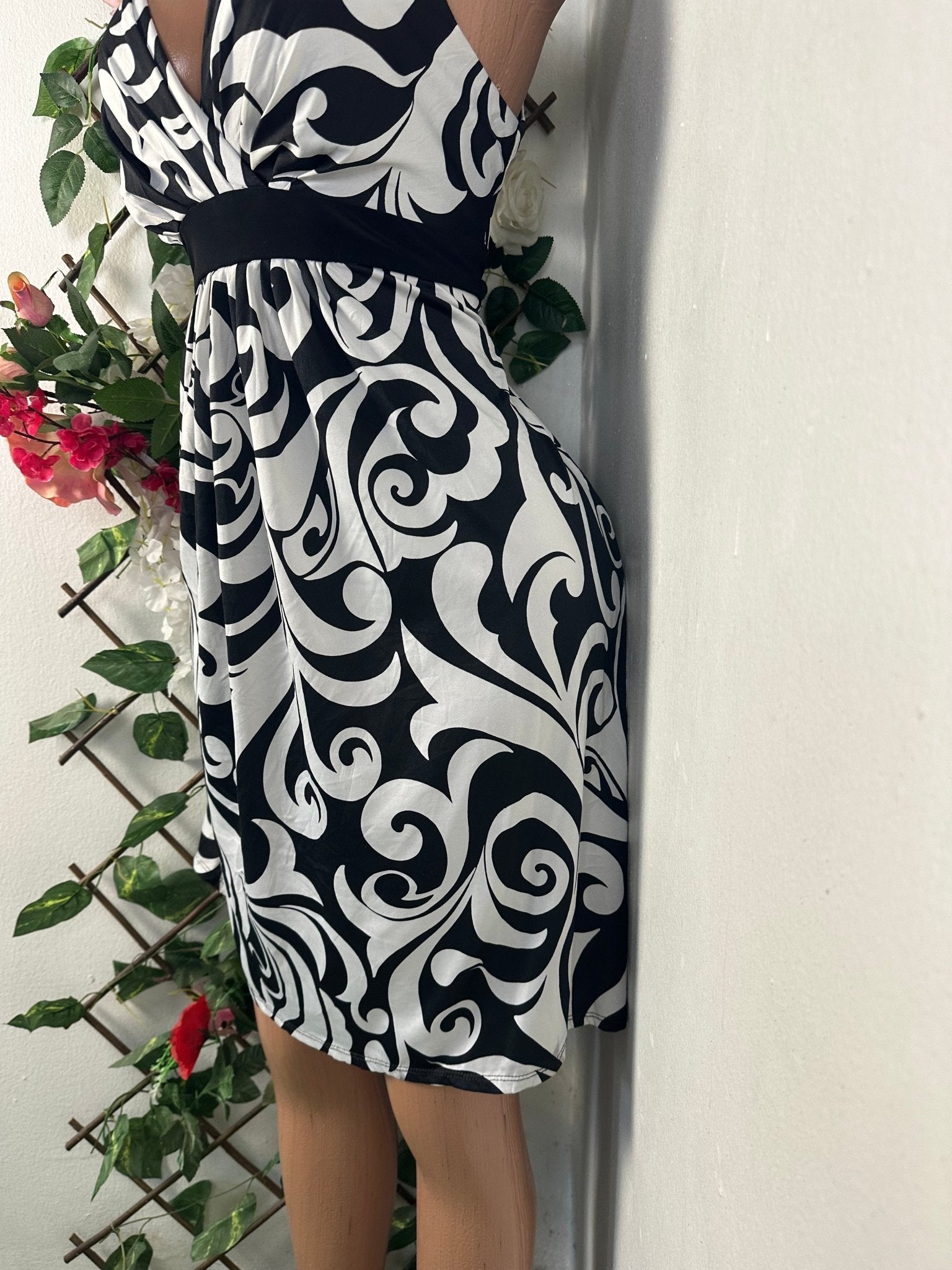 Robe moulante ceintrée sans manches - Perluna Store - kinshasa