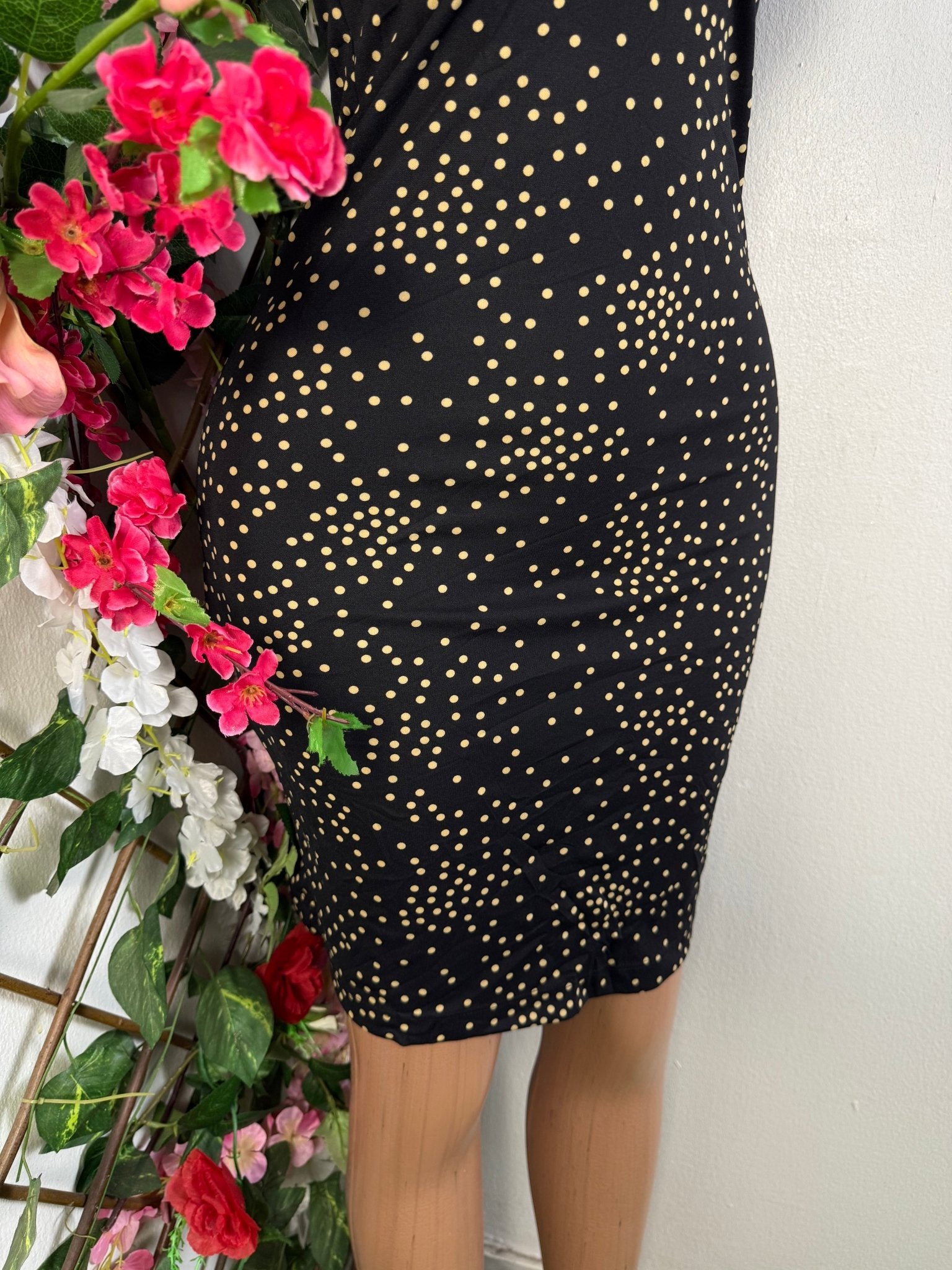 Robe moulante colle en V  - Perluna Store - kinshasa