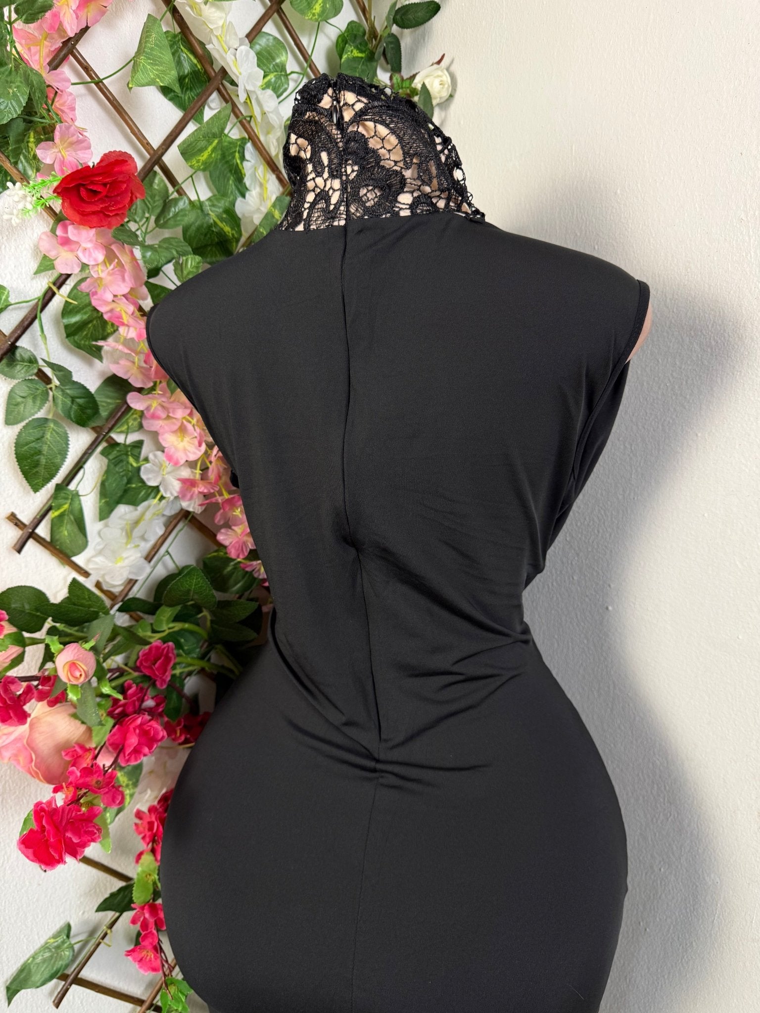 Robe moulante courte a colle montant - Perluna Store - kinshasa