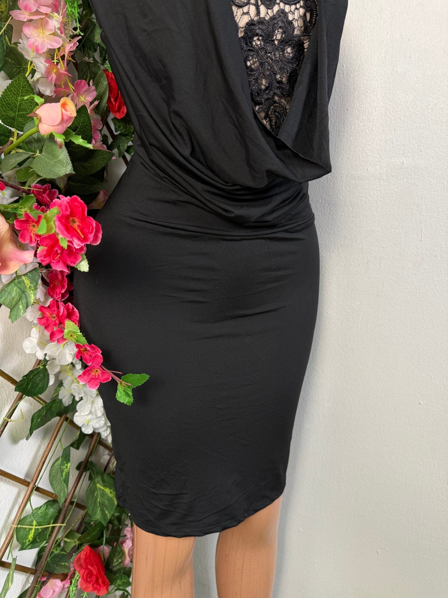 Robe moulante courte a colle montant - Perluna Store - kinshasa
